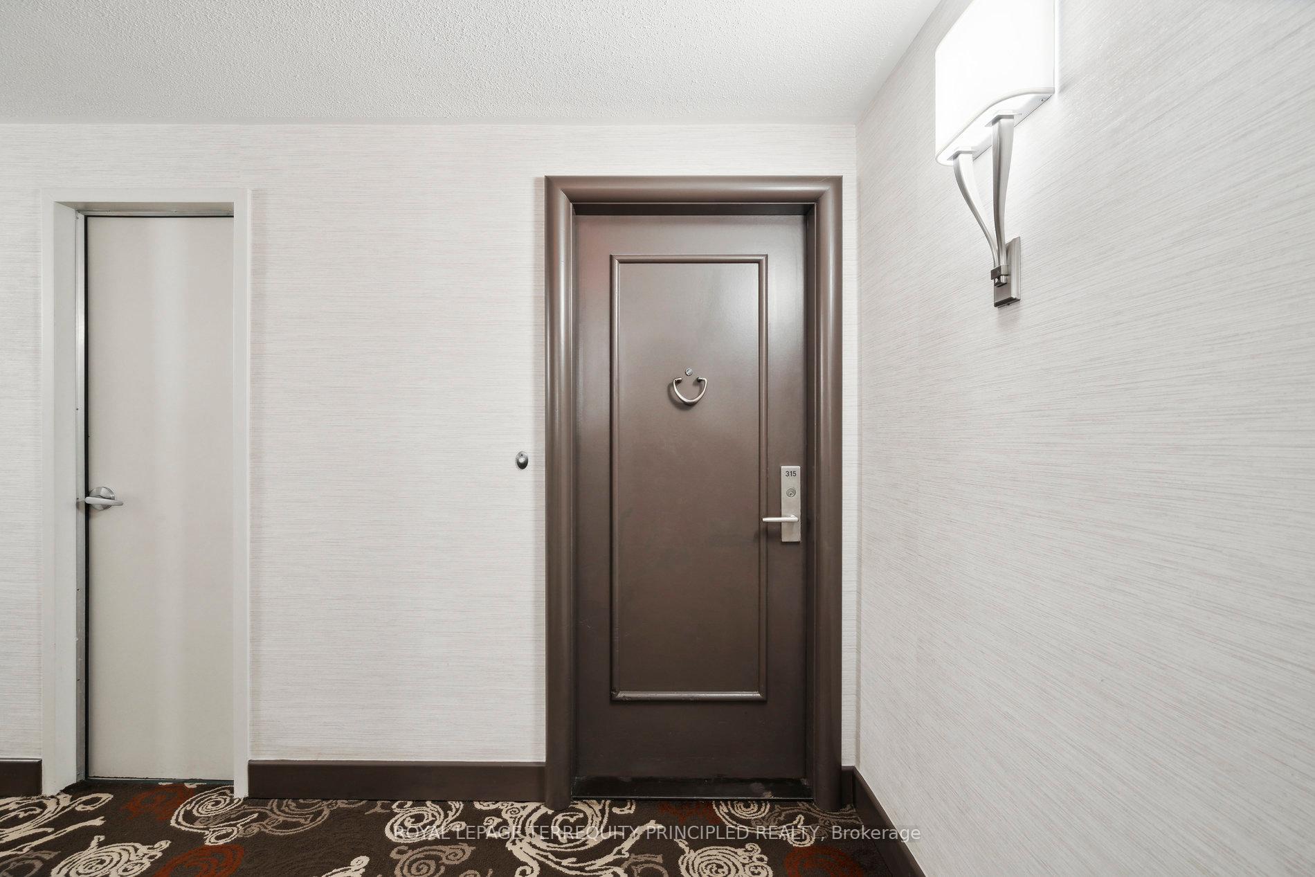 3 Bedrooms Condo at 1400 Dixie, Mississauga For sale