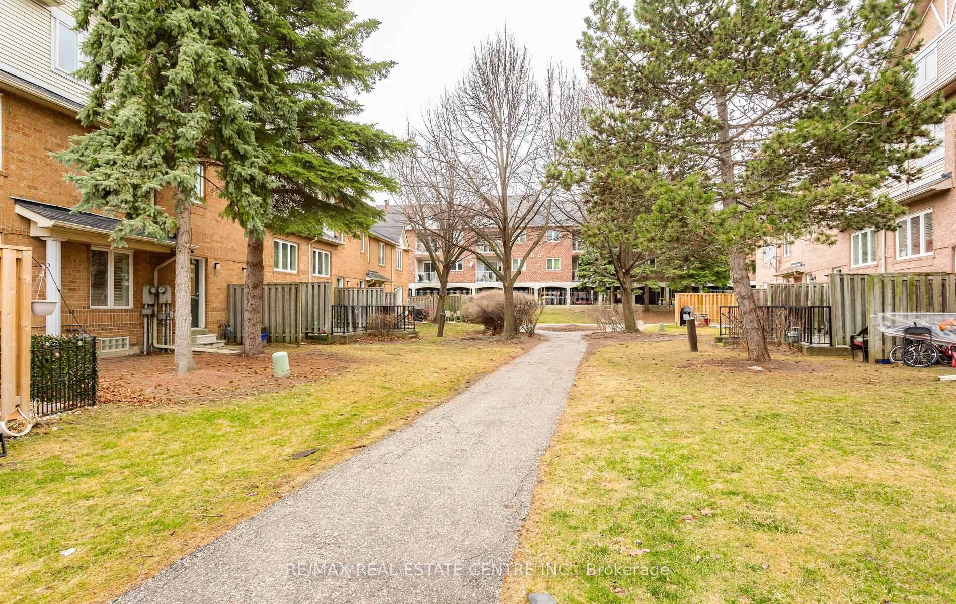 3 Bedrooms Condo at 45 Bristol,  Mississauga For sale
