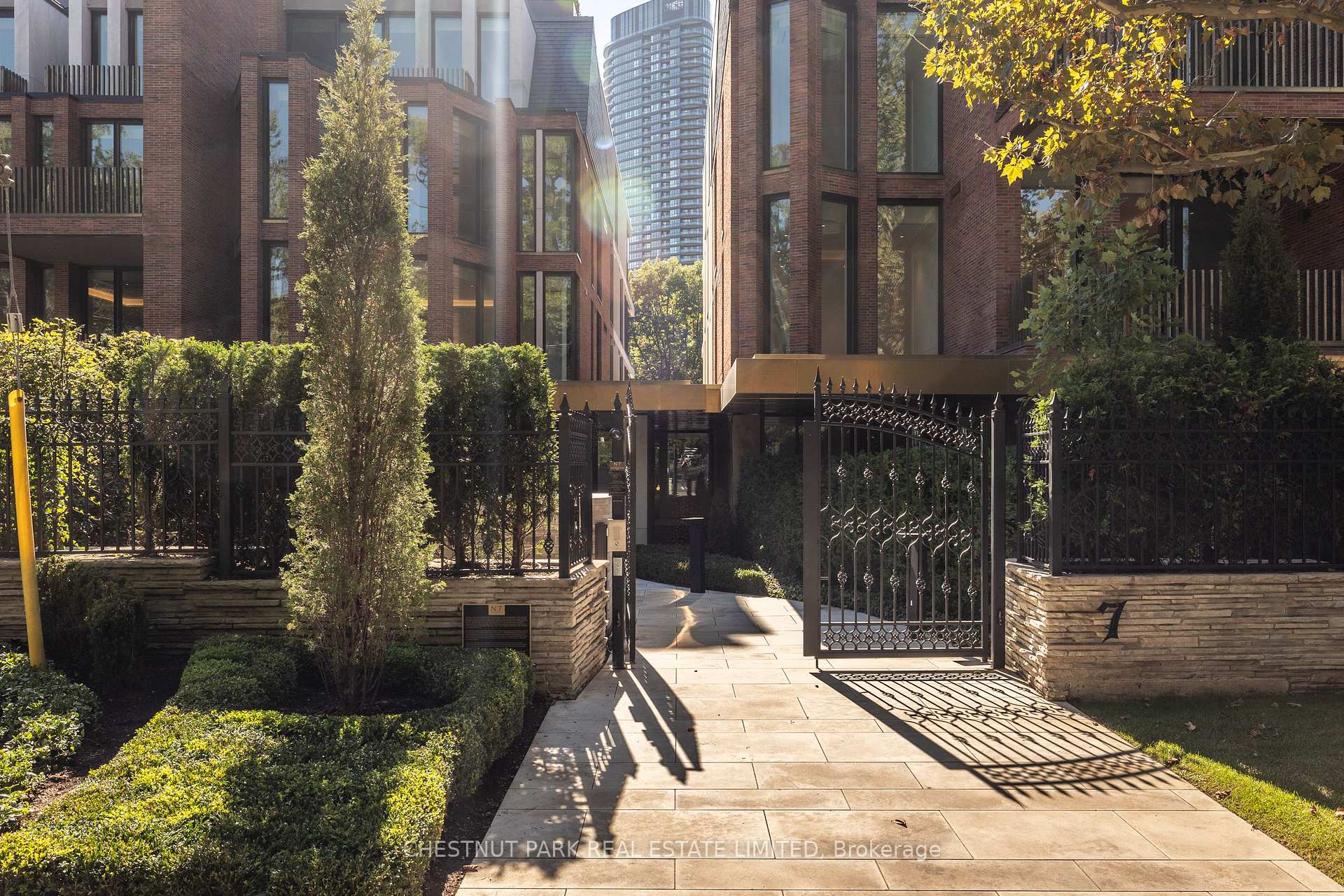 2 Bedrooms Condo at 7 Dale, Toronto For sale