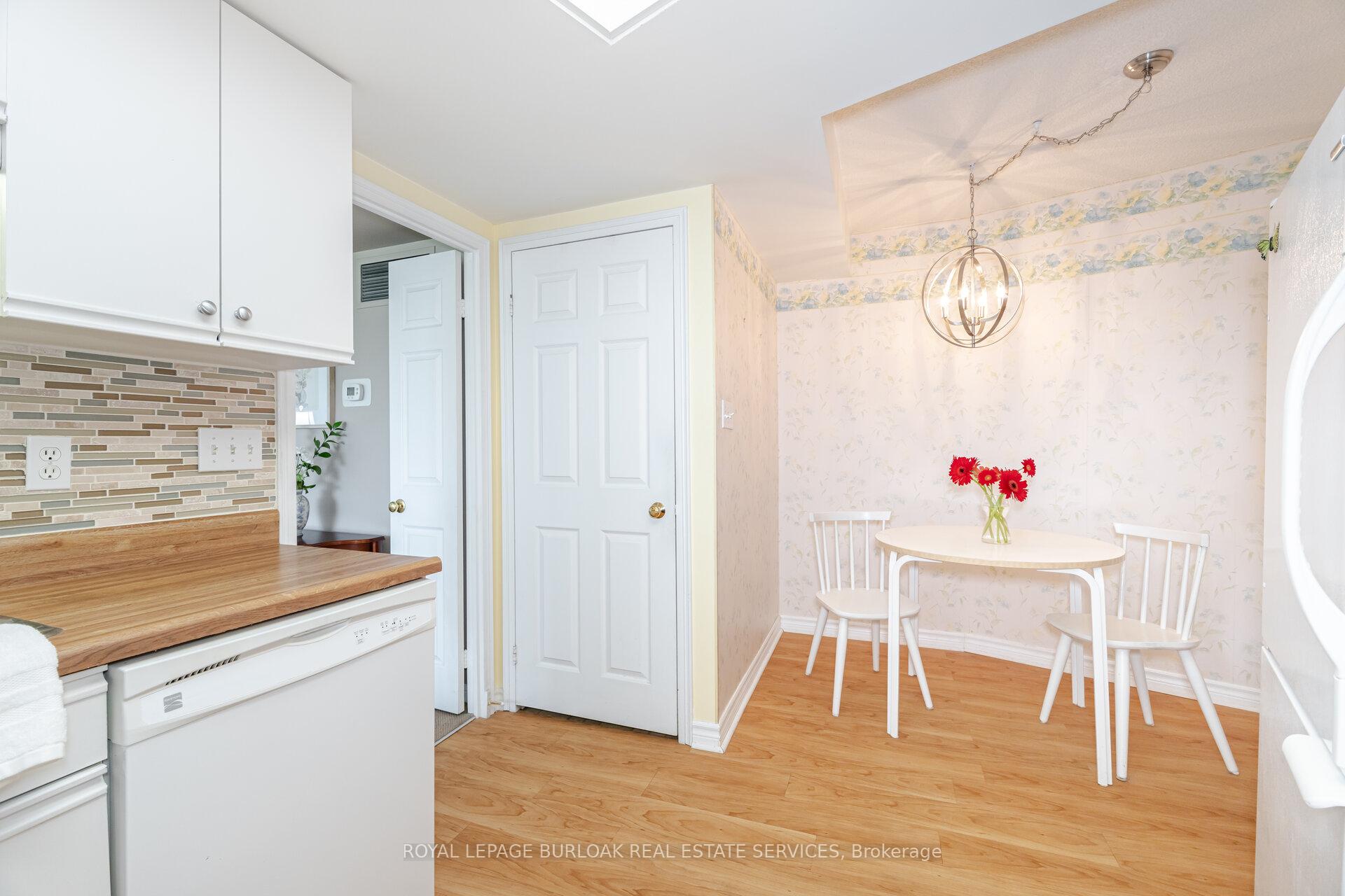 2 Bedrooms Condo at 1230 Marlborough, Oakville For sale