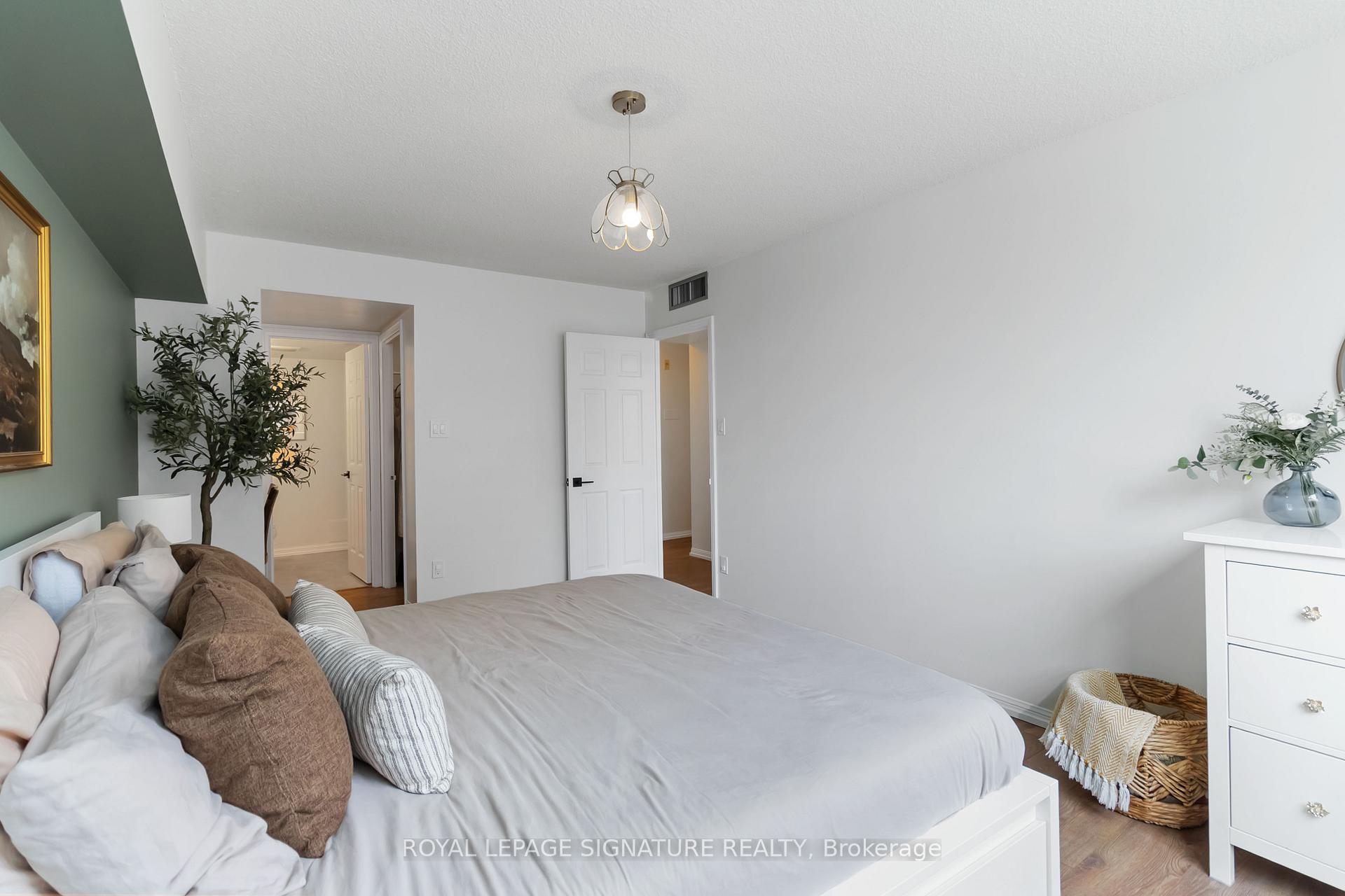 2 Bedrooms Condo at 1230 Marlborough, Oakville For sale