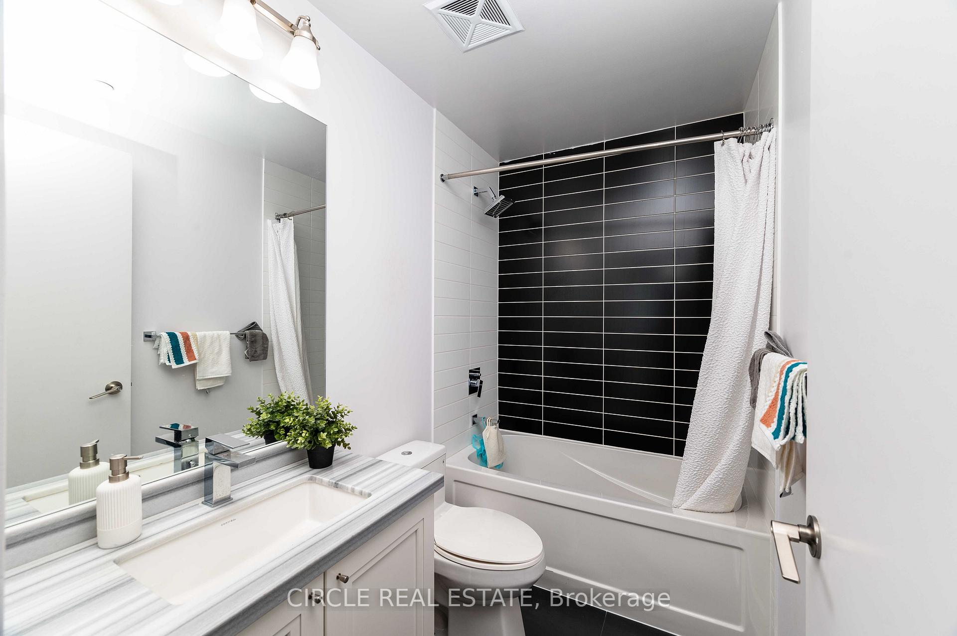 4 Bedrooms Condo at 4011 Brickstone Mews, Mississauga For sale