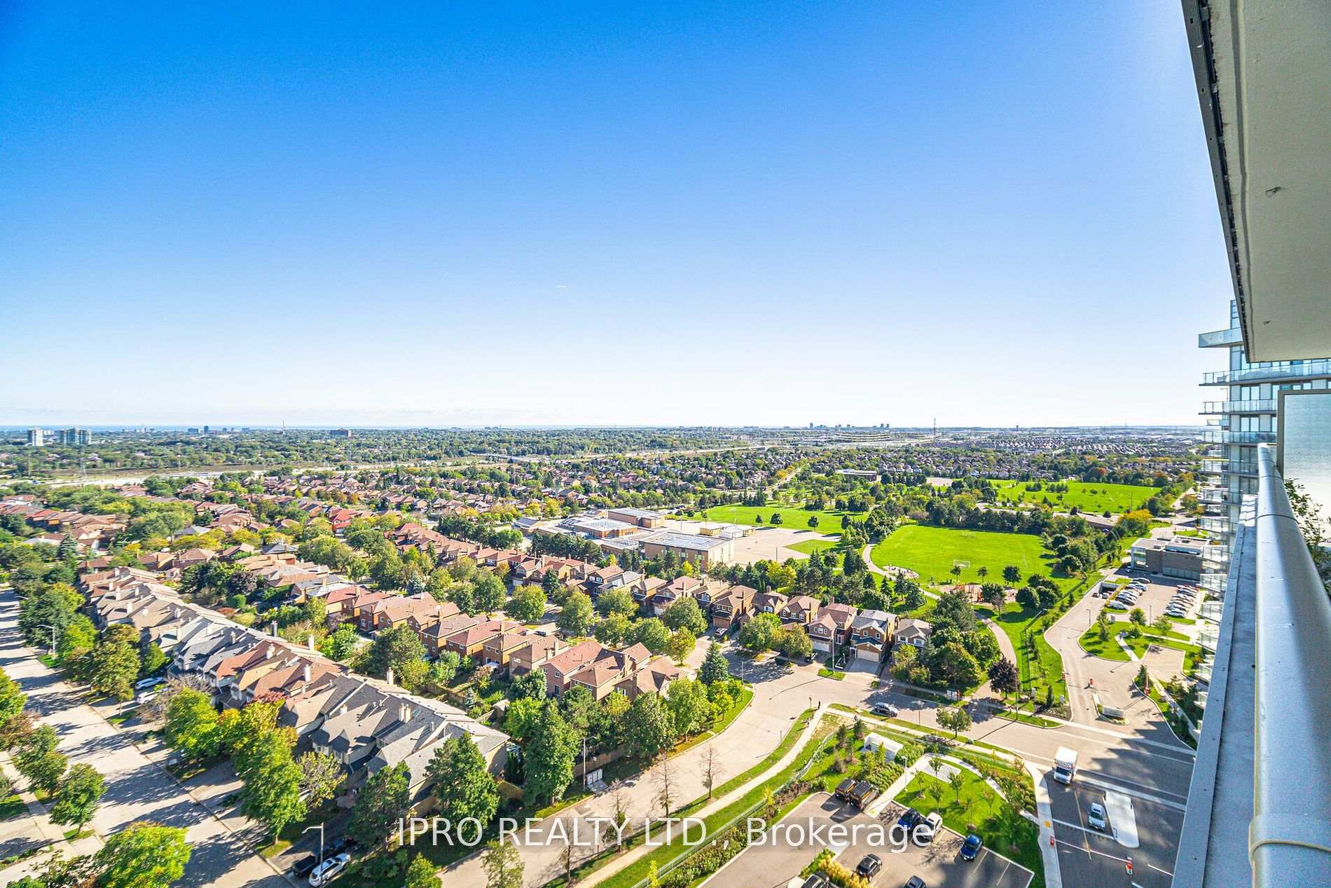 3 Bedrooms Condo at 4675 Metcalfe, Mississauga For sale
