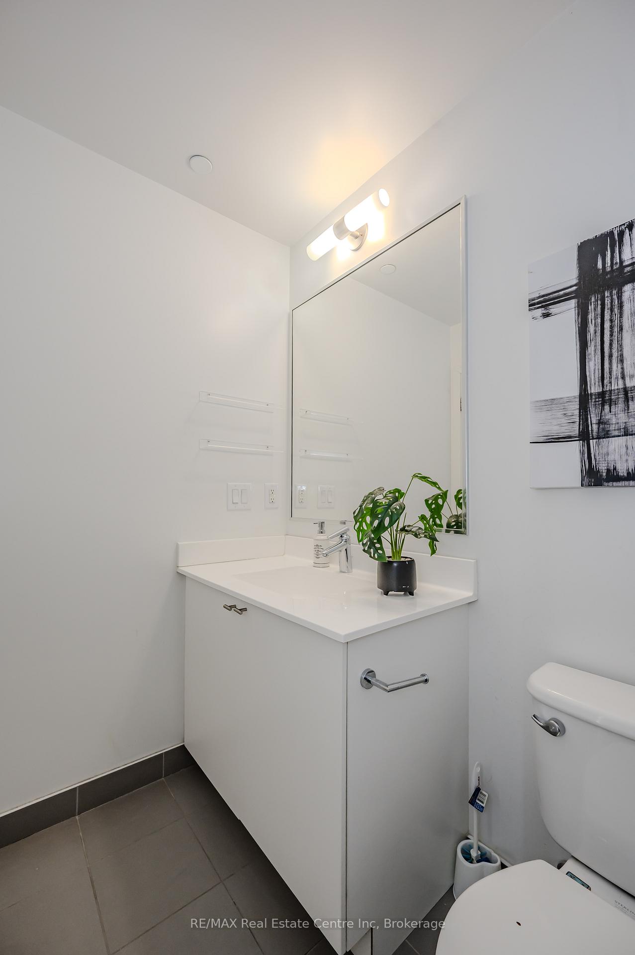 2 Bedrooms Condo at 18 Rean, Toronto For sale