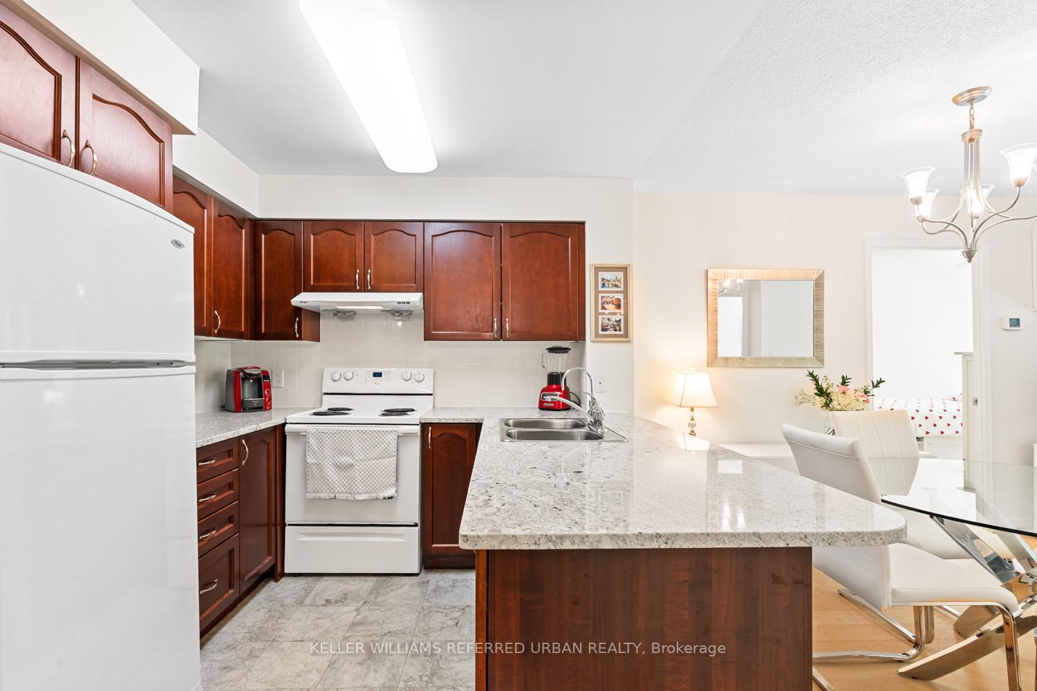 2 Bedrooms Condo at 35 Hollywood, Toronto For sale