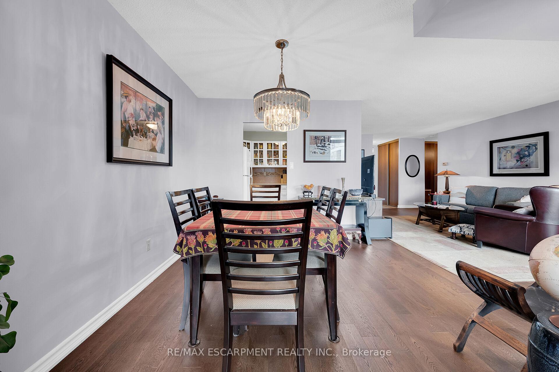 3 Bedrooms Condo at 301 Frances, Hamilton For sale