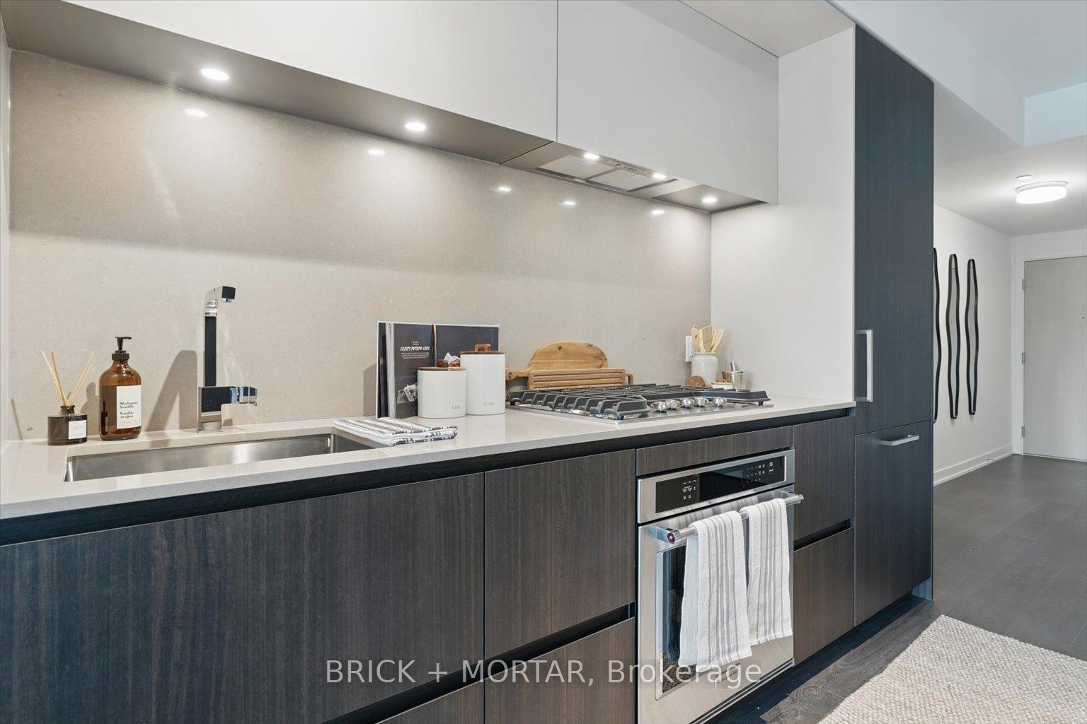 2 Bedrooms Condo at 1 Hillsdale, Toronto For sale