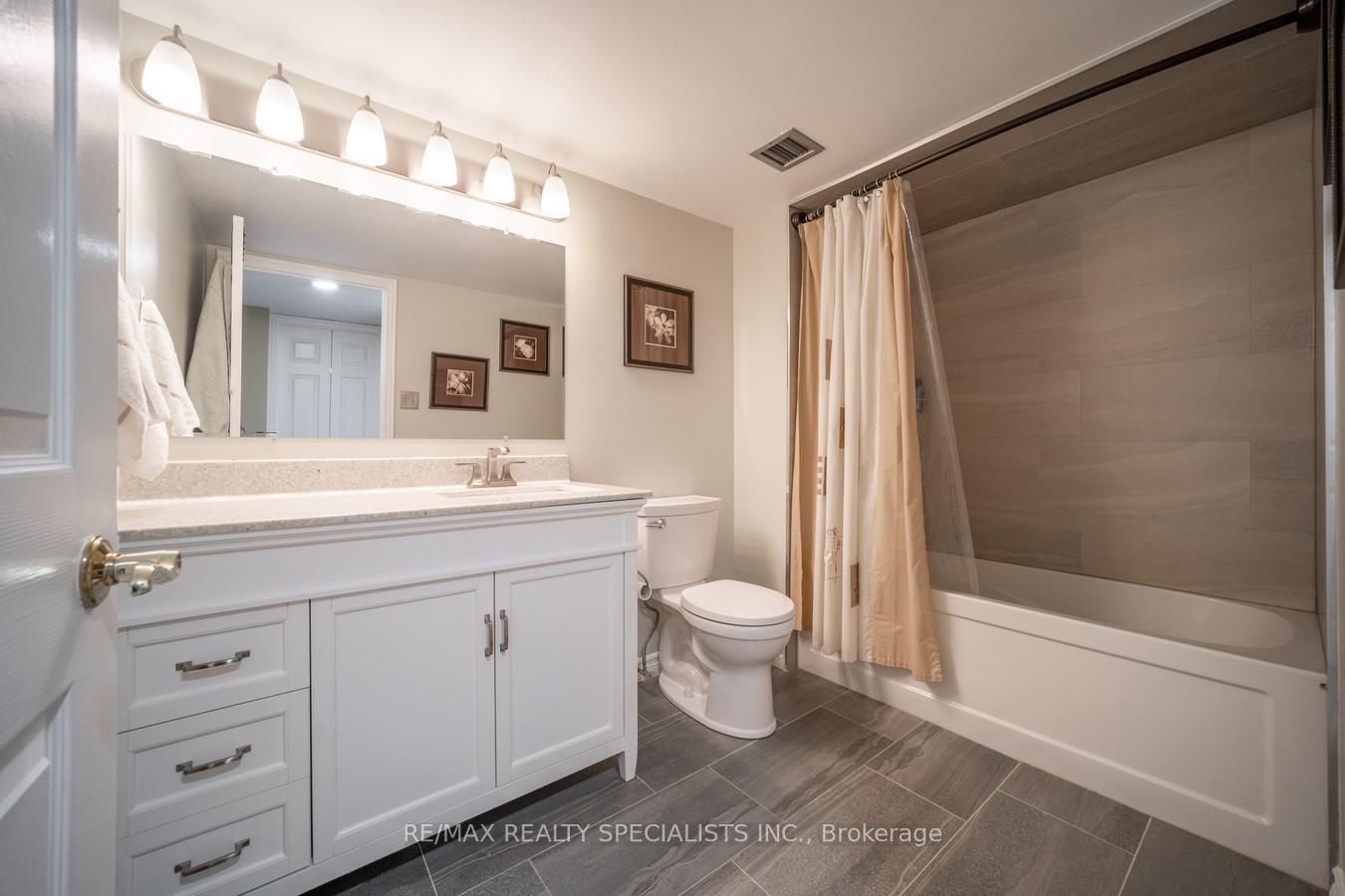 2 Bedrooms Condo at 4235 Sherwoodtowne, Mississauga For sale