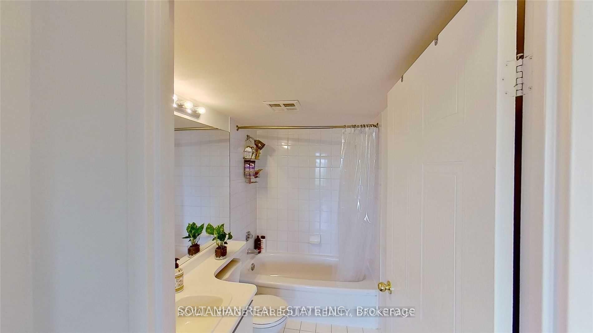 2 Bedrooms Condo at 1 Hickory Tree, Toronto For sale