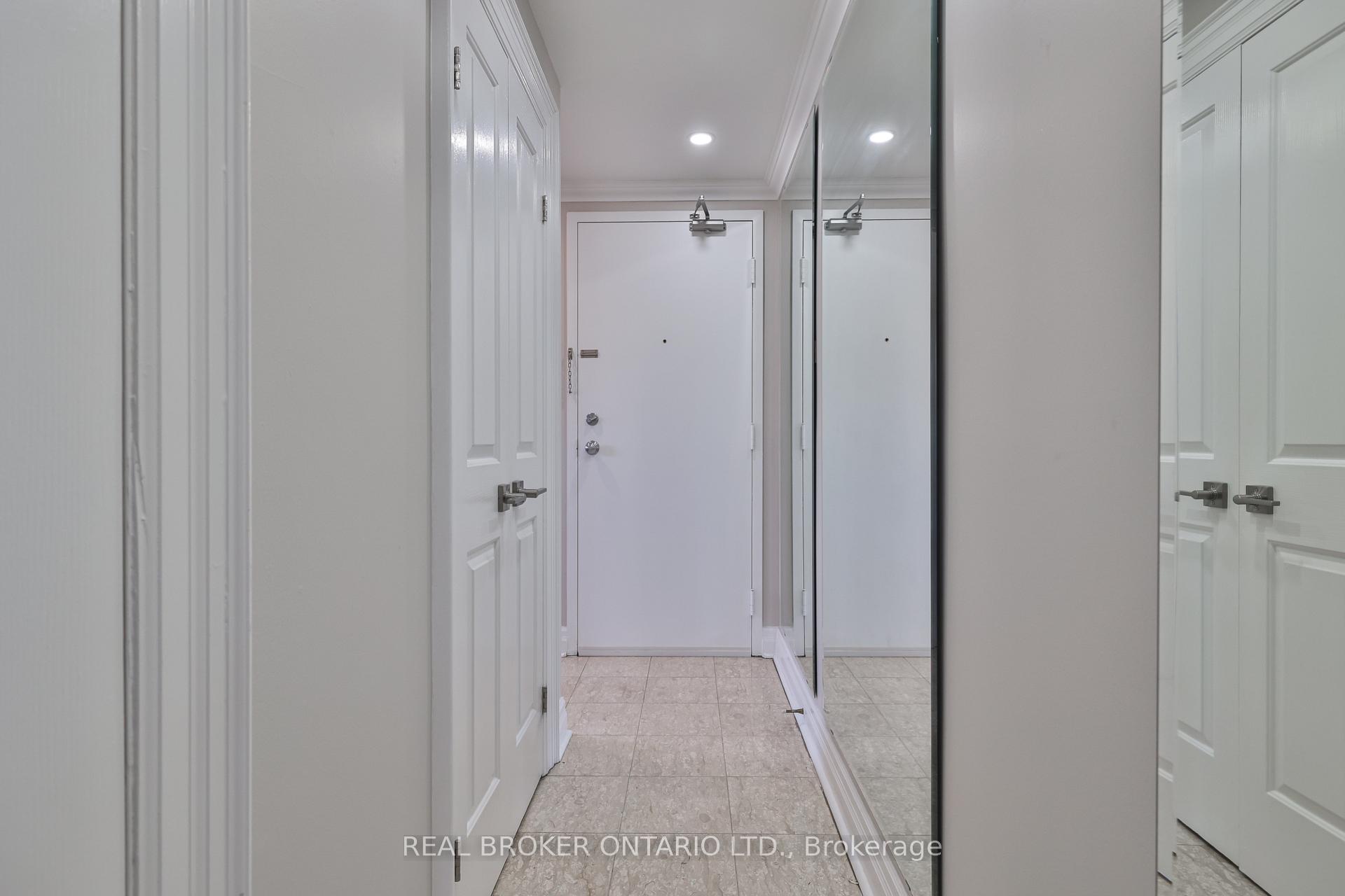 2 Bedrooms Condo at 195 Poplar Plains, Toronto For sale