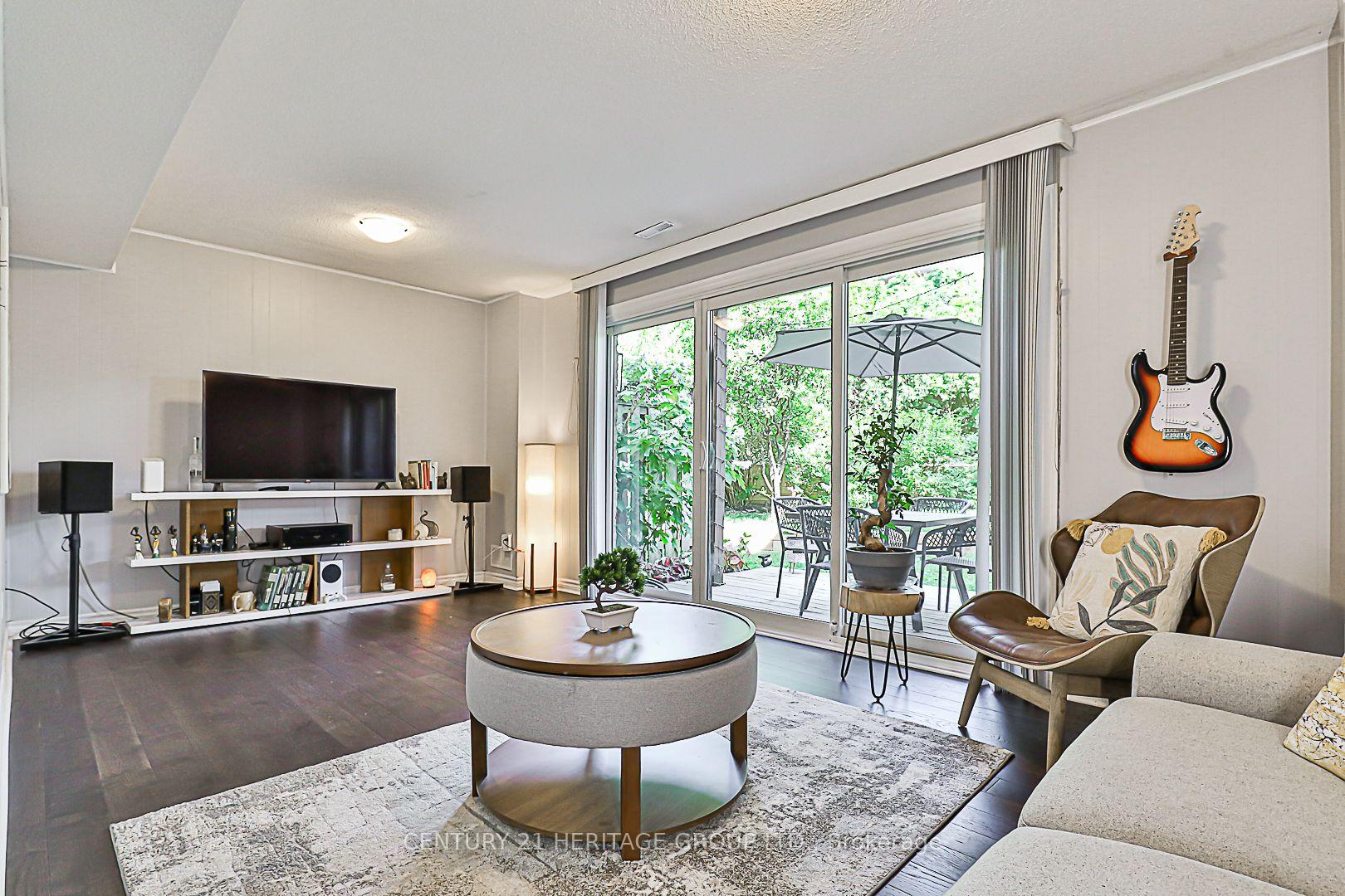 3 Bedrooms Condo at 4 Vale Carse,  Toronto For sale