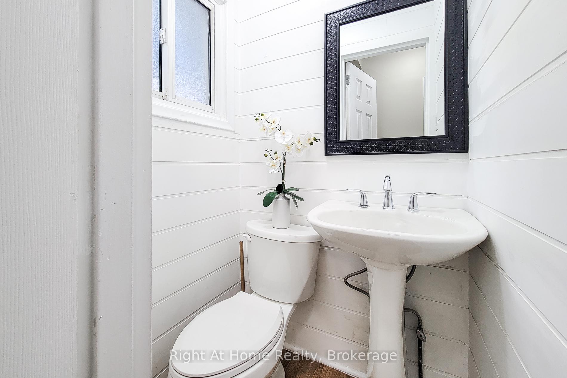 3 Bedrooms Condo at 8 Glenburn, Hamilton For sale