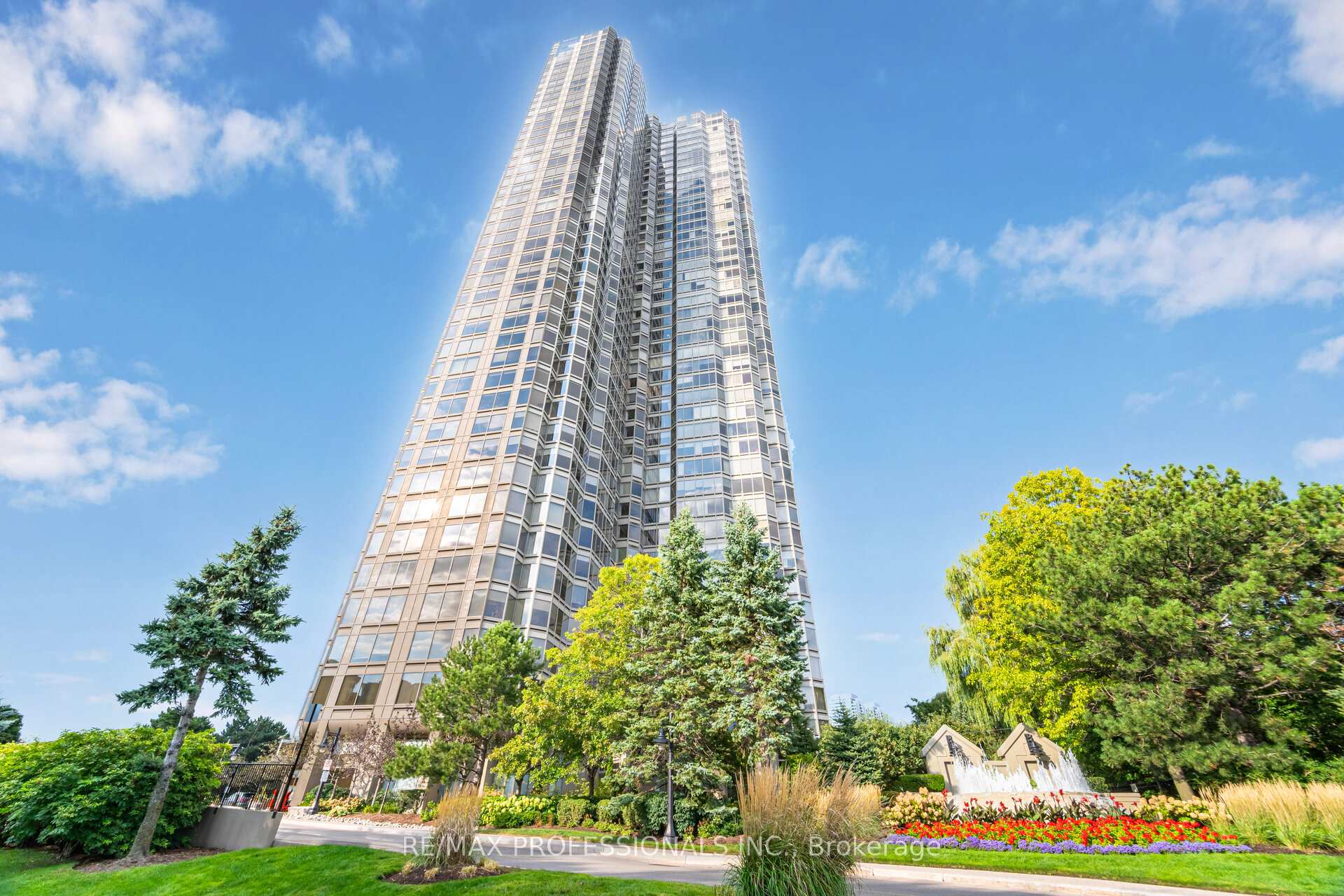2 Bedrooms Condo at 1 Palace Pier, Toronto For sale