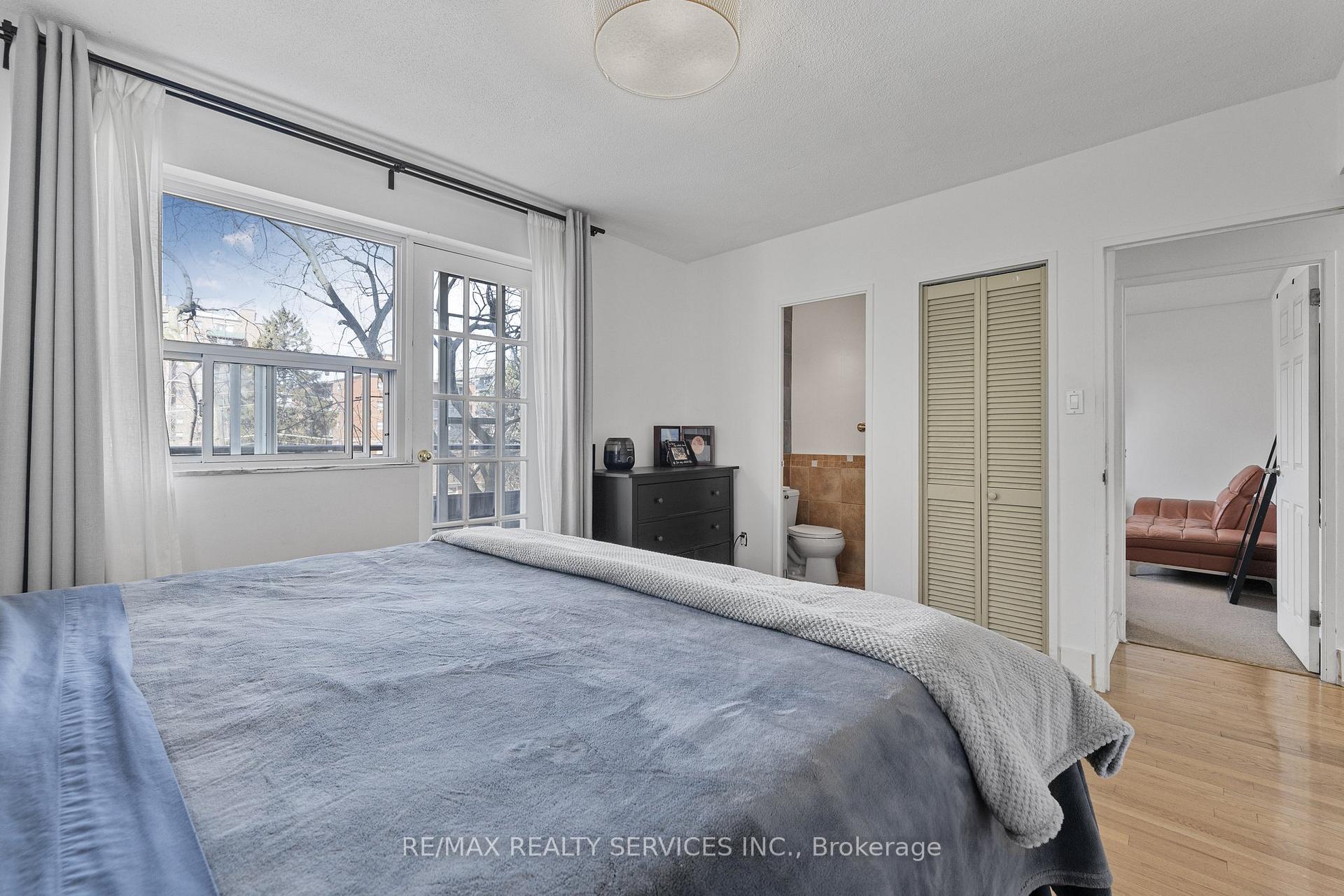2 Bedrooms Condo at 15 Elizabeth, Mississauga For sale