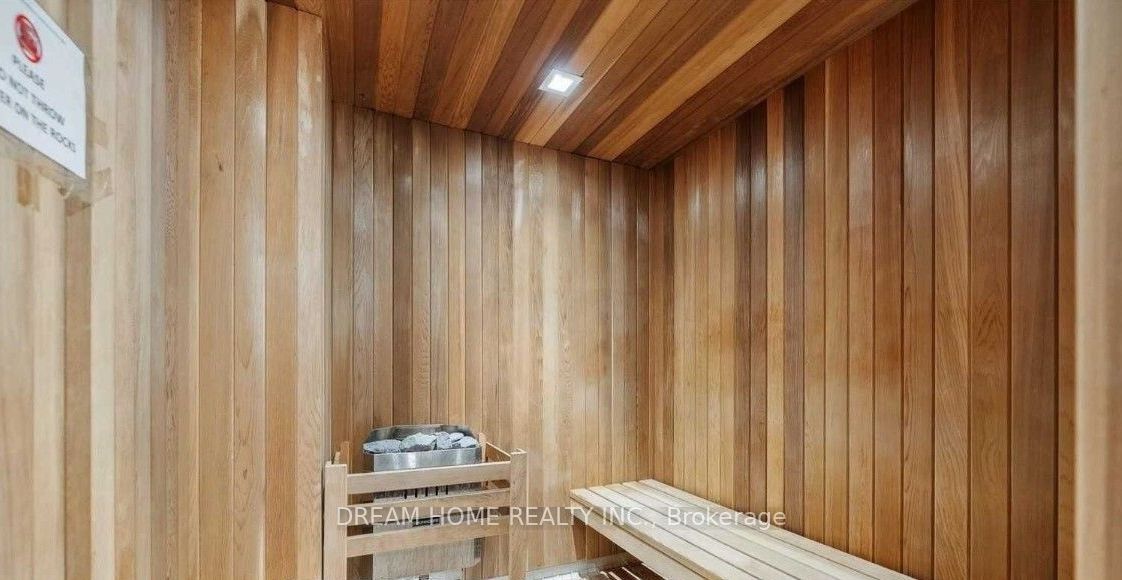 15 Queens Quay E, #515