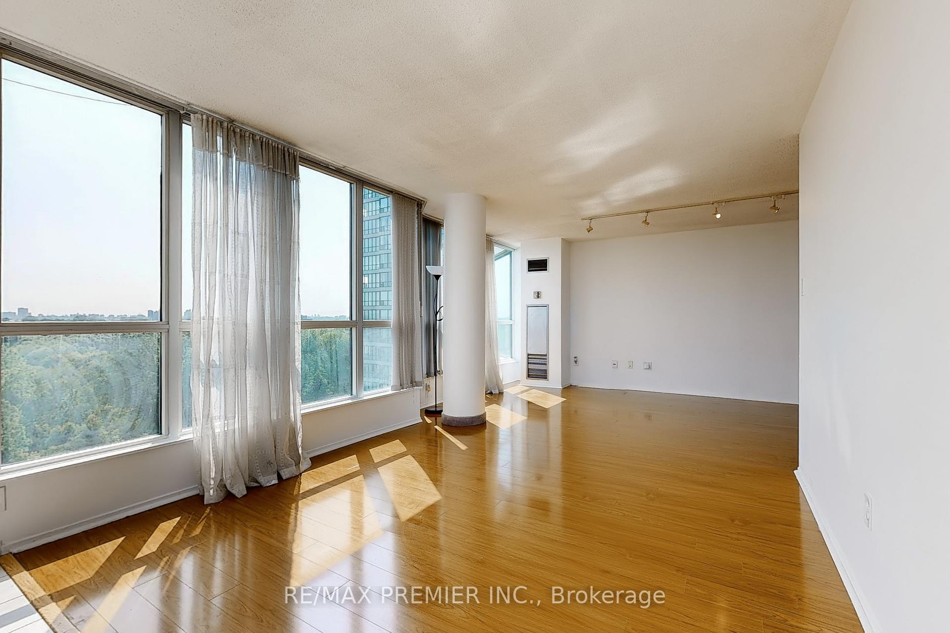 3 Bedrooms Condo at 1 Rowntree, Toronto For sale