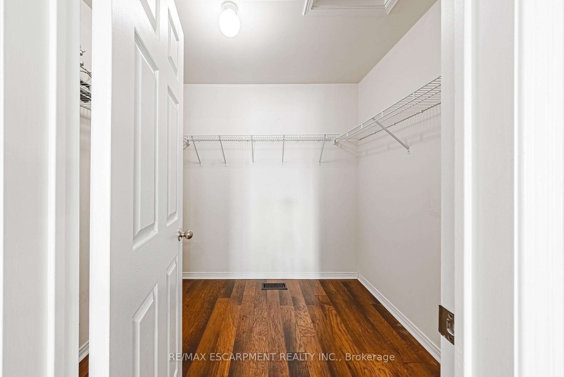 3 Bedrooms Condo at 3333 New,  Burlington For sale