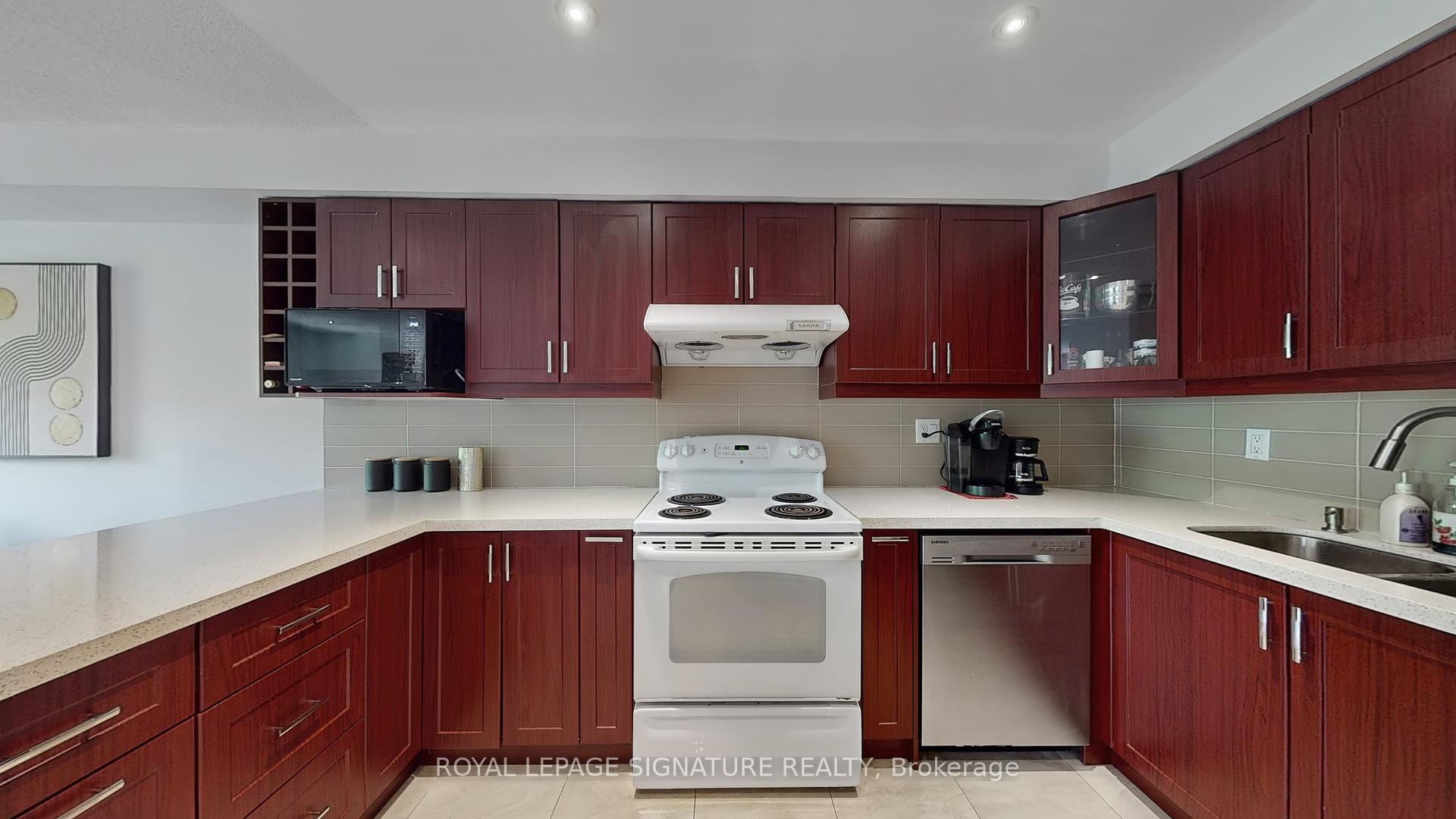 4 Bedrooms Condo at 20 Moonstone, Toronto For sale