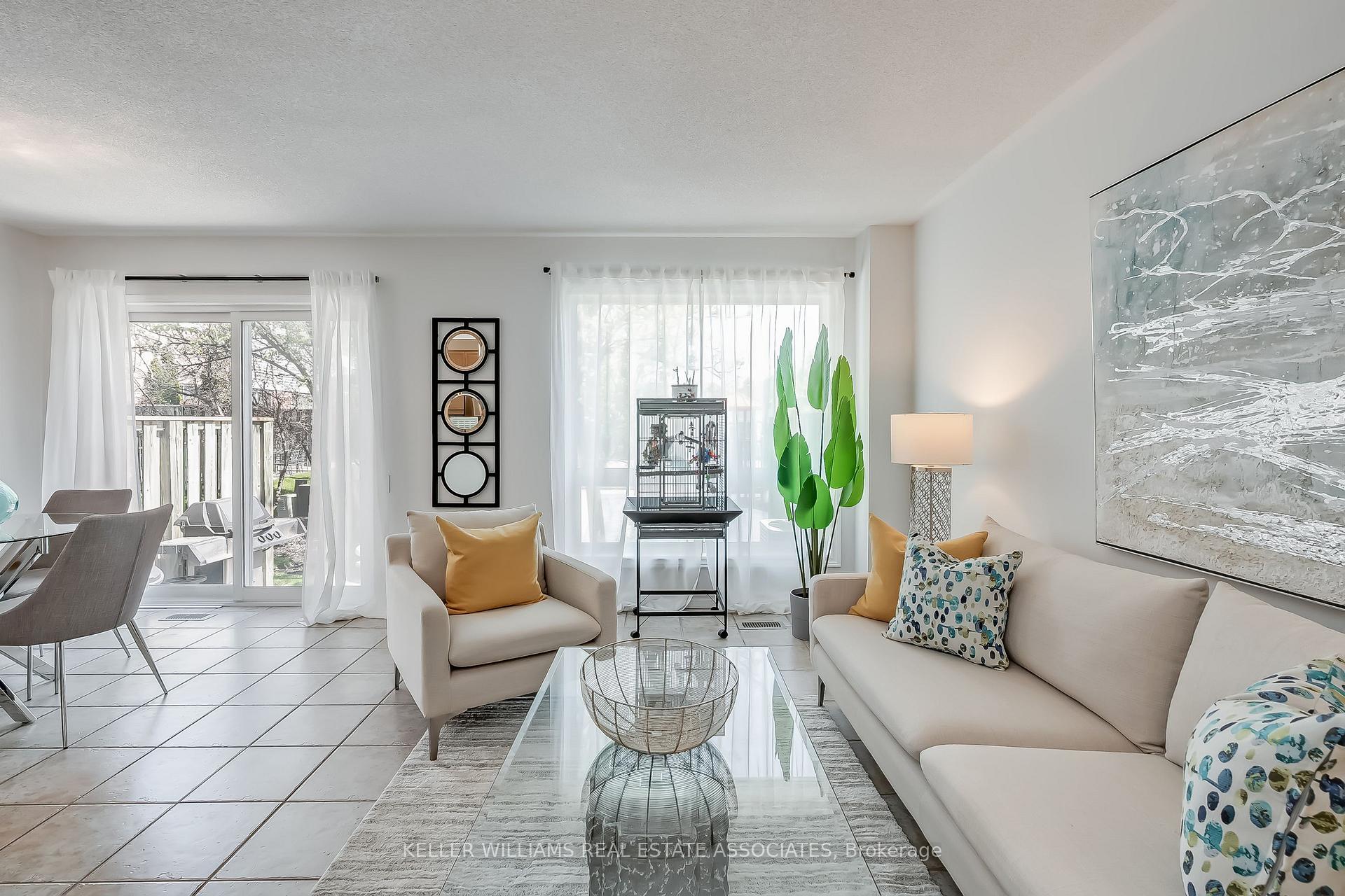 4 Bedrooms Condo at 5305 Glen Erin, Mississauga For sale
