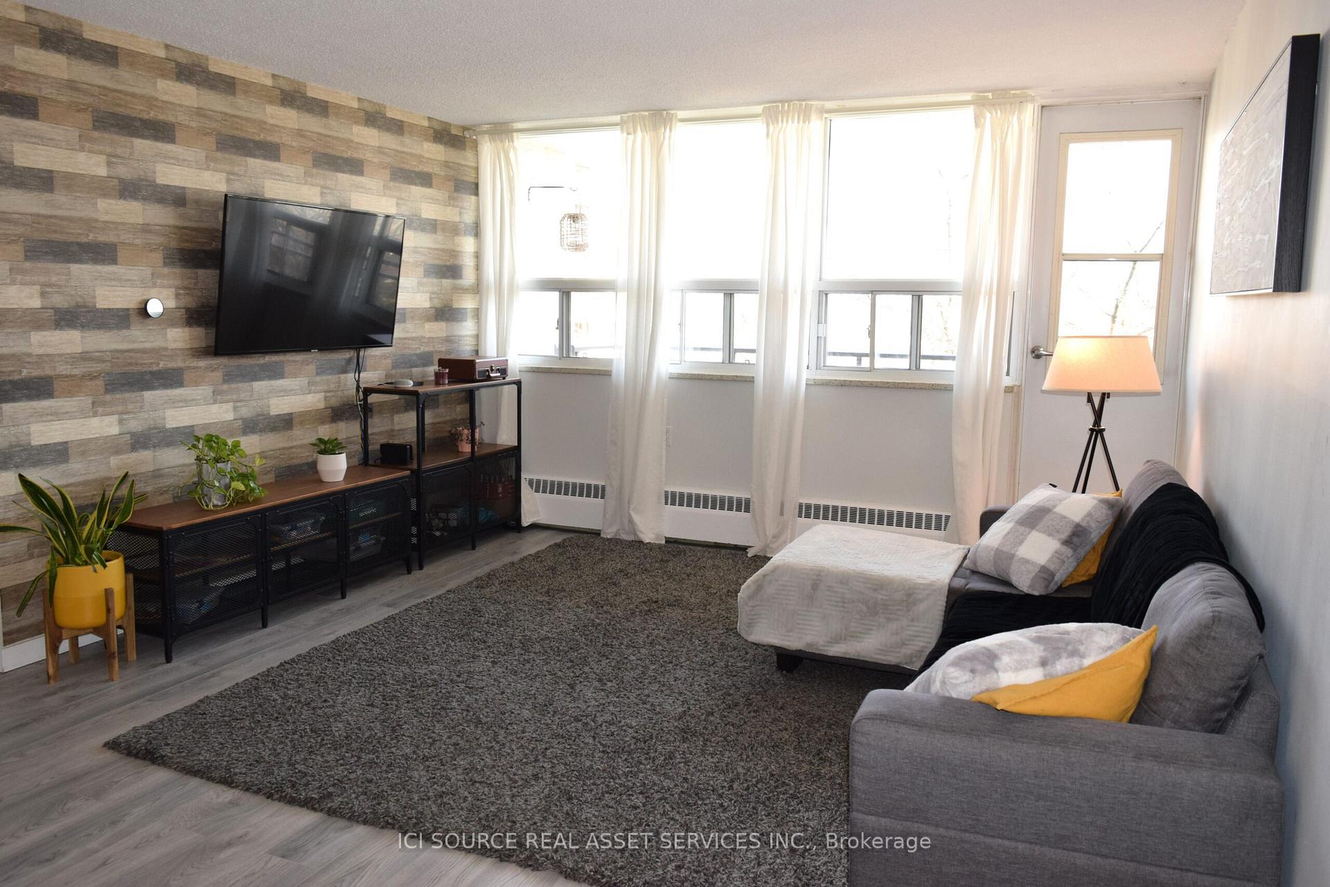2 Bedrooms Condo at 212 Kerr,  Oakville For sale