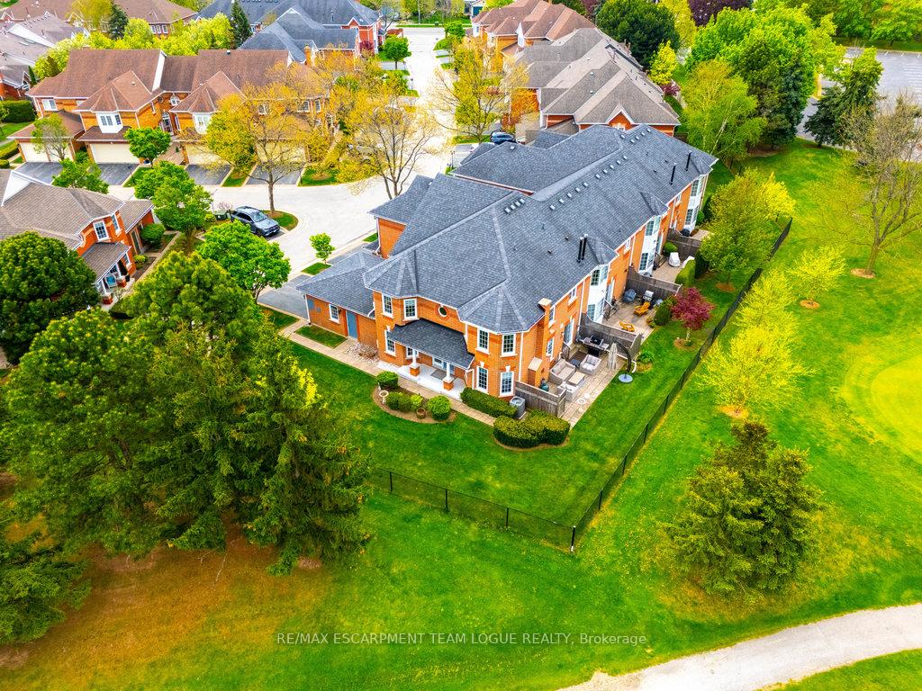 4 Bedrooms Condo at 2145 Country Club, Burlington For sale