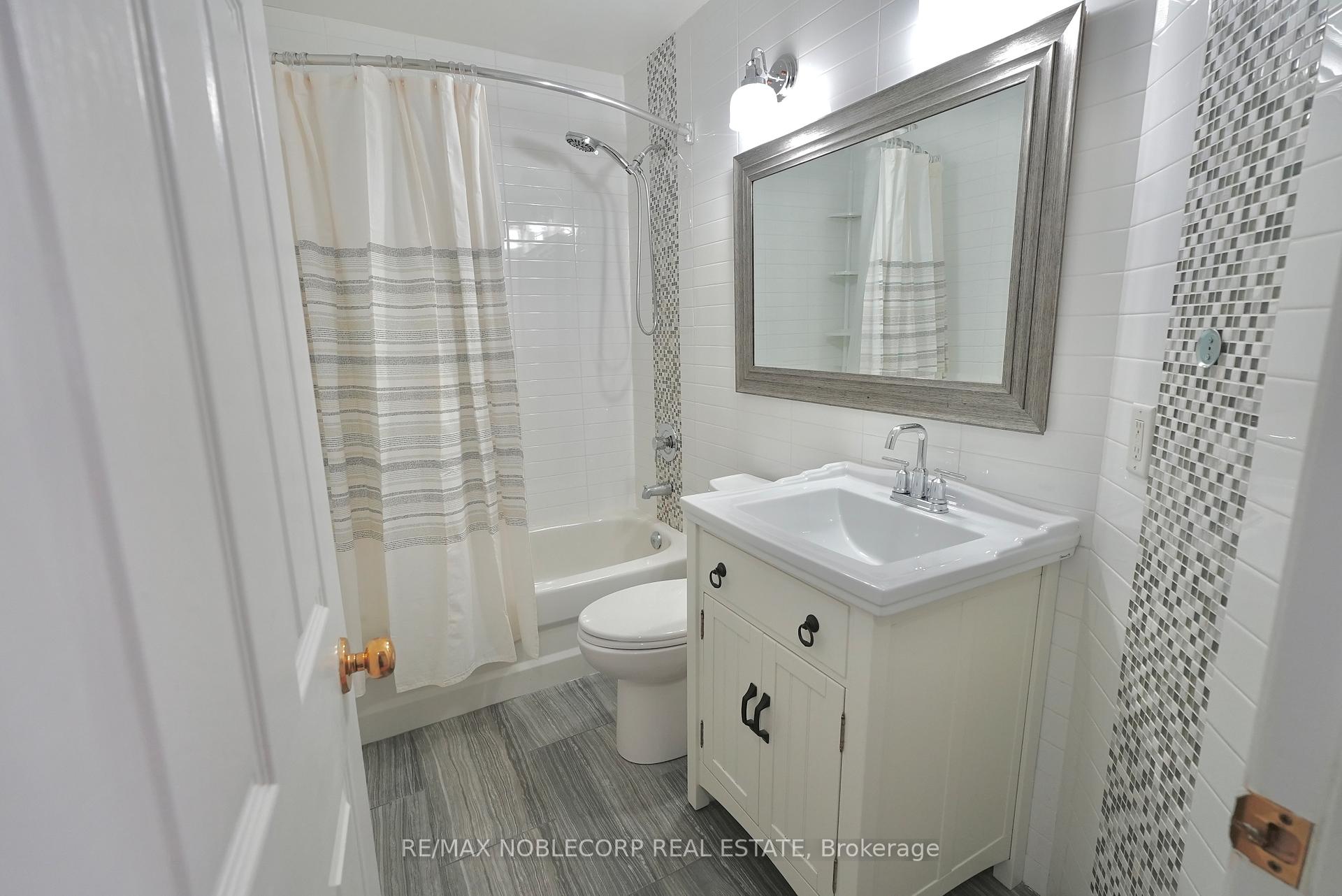 4 Bedrooms Condo at 17 Overlea, Toronto For sale