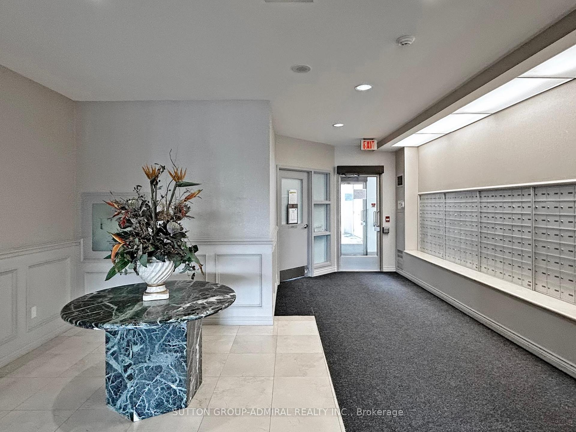 2 Bedrooms Condo at 11 Townsgate,  Vaughan For sale