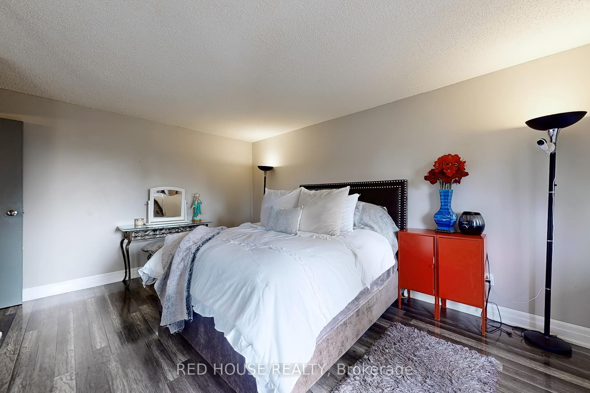 2 Bedrooms Condo at 10 Markbrook,  Toronto For sale
