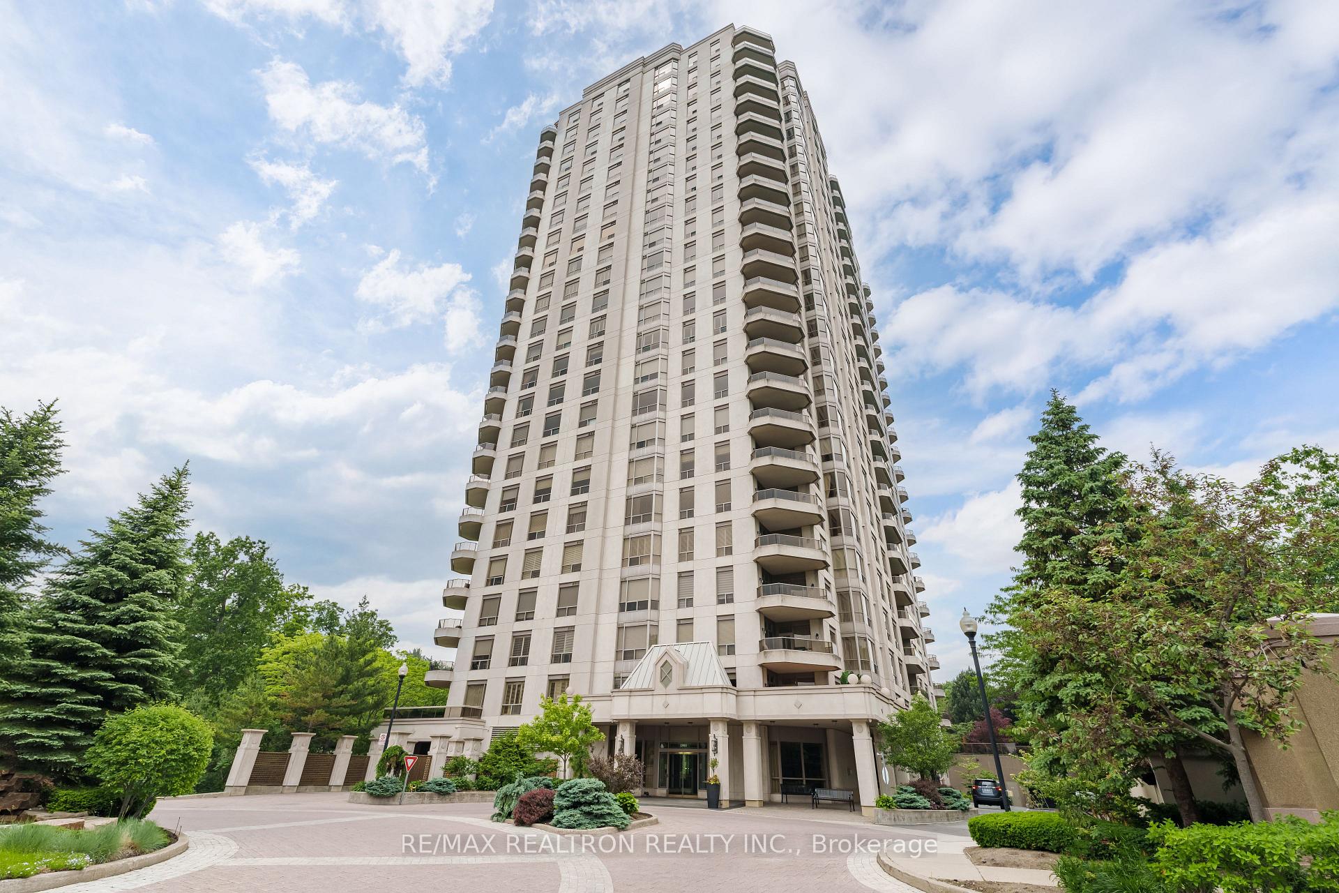 3 Bedrooms Condo at 1900 The Collegeway, Mississauga For sale