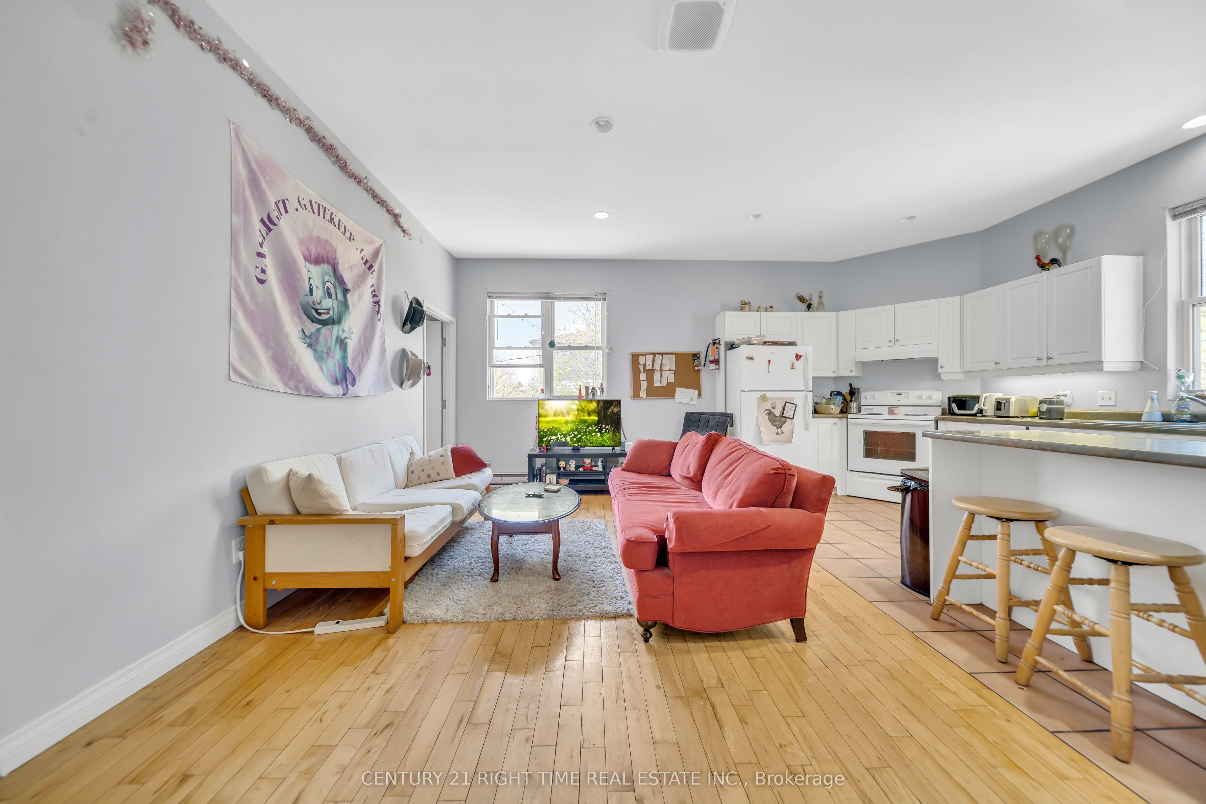 24 Columbia Street W