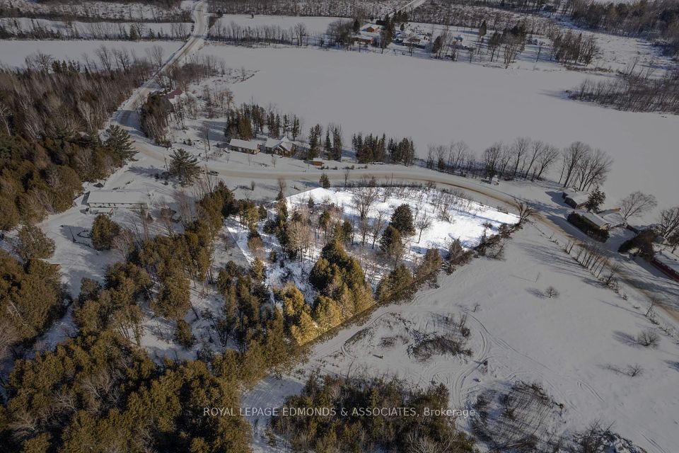 877 Lacroix Bay