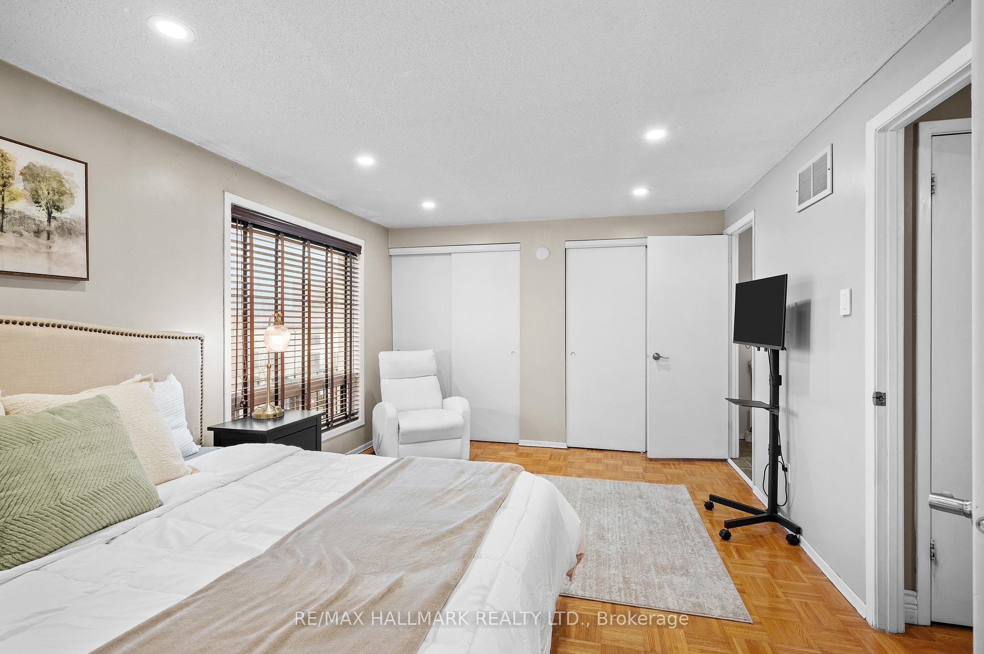 3 Bedrooms Condo at 6679 Shelter Bay,  Mississauga For sale
