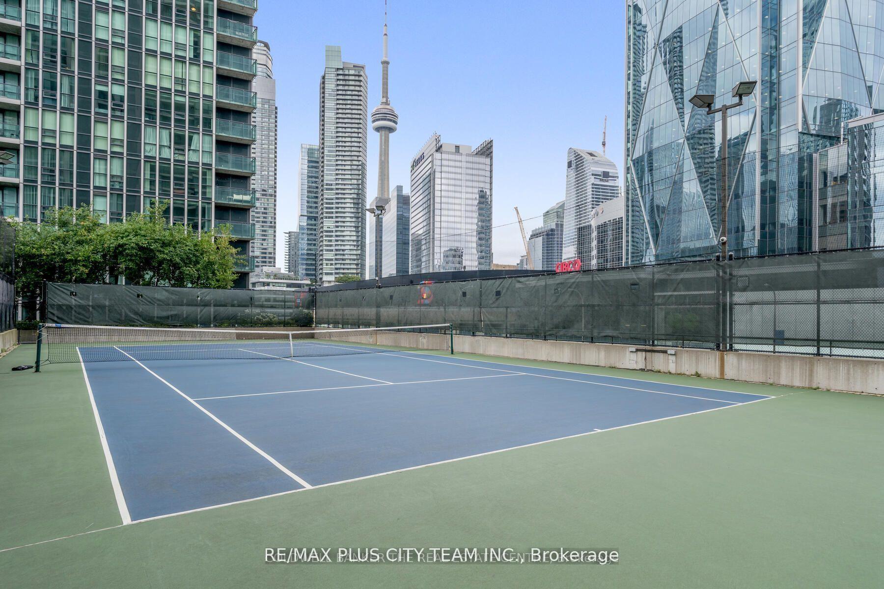 2 Bedrooms Condo at 18 Harbour, Toronto For sale