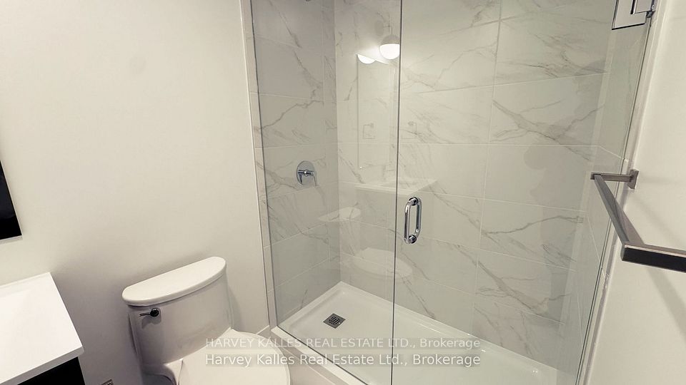 395 Dundas Street W 436