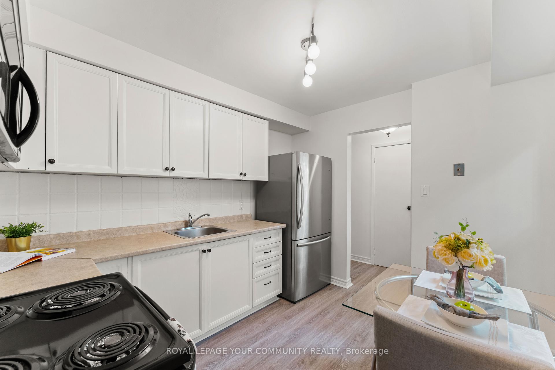 6 Bedrooms Condo at 2655 Gananoque, Mississauga For sale