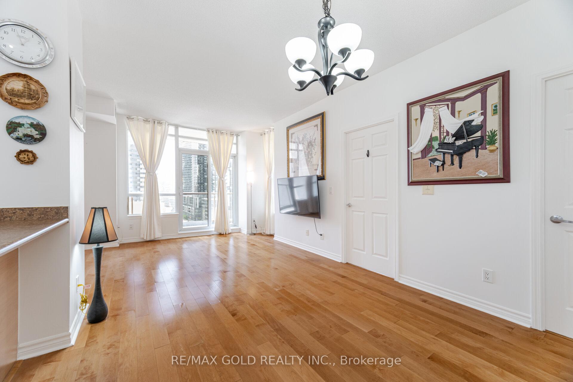 3 Bedrooms Condo at 388 Prince Of Wales, Mississauga For sale