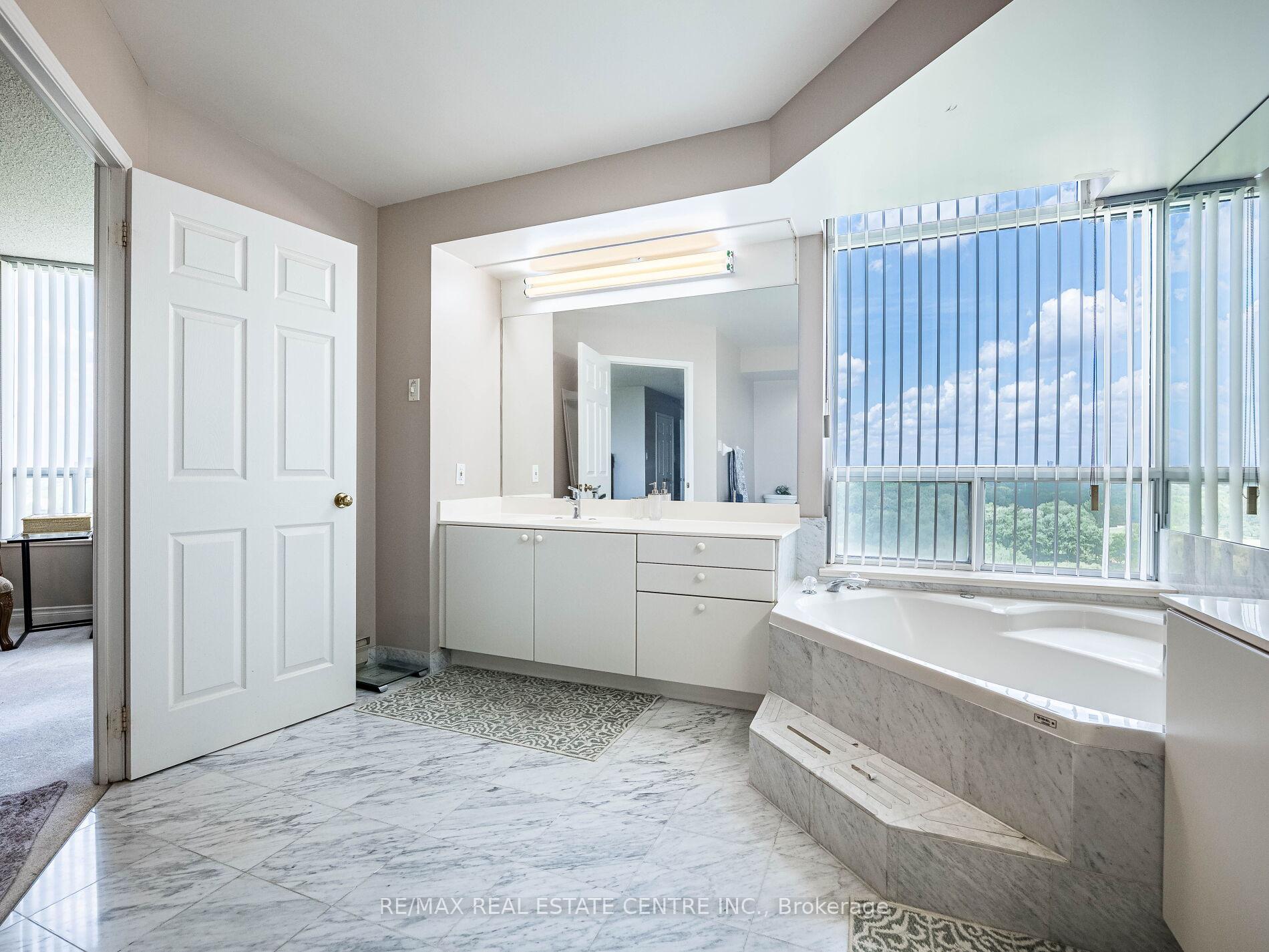 3 Bedrooms Condo at 168 Bonis, Toronto For sale