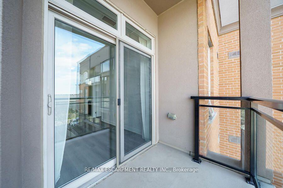 2 Bedrooms Condo at 5317 Upper Middle, Burlington For sale