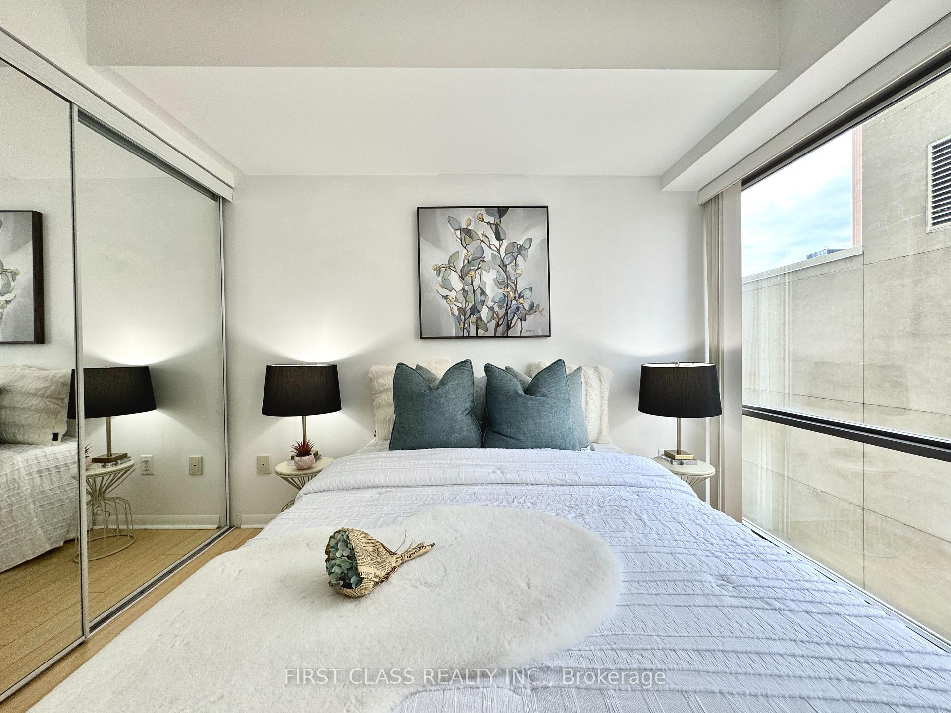3 Bedrooms Condo at 38 Grenville, Toronto For sale