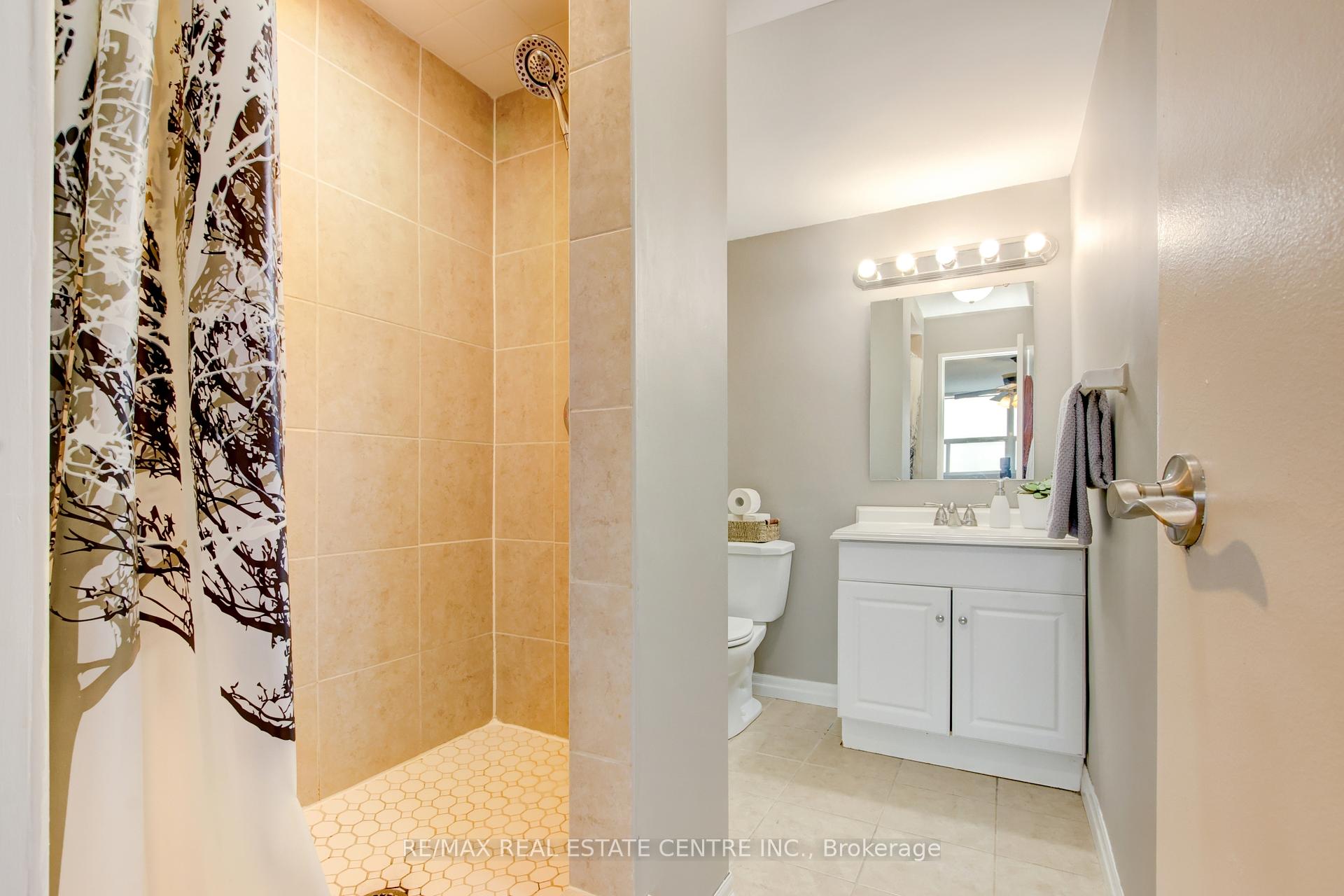 3 Bedrooms Condo at 2345 Confederation, Mississauga For sale