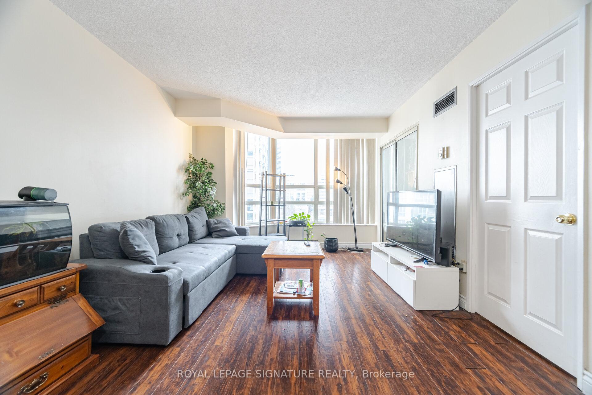 3 Bedrooms Condo at 250 Webb, Mississauga For sale