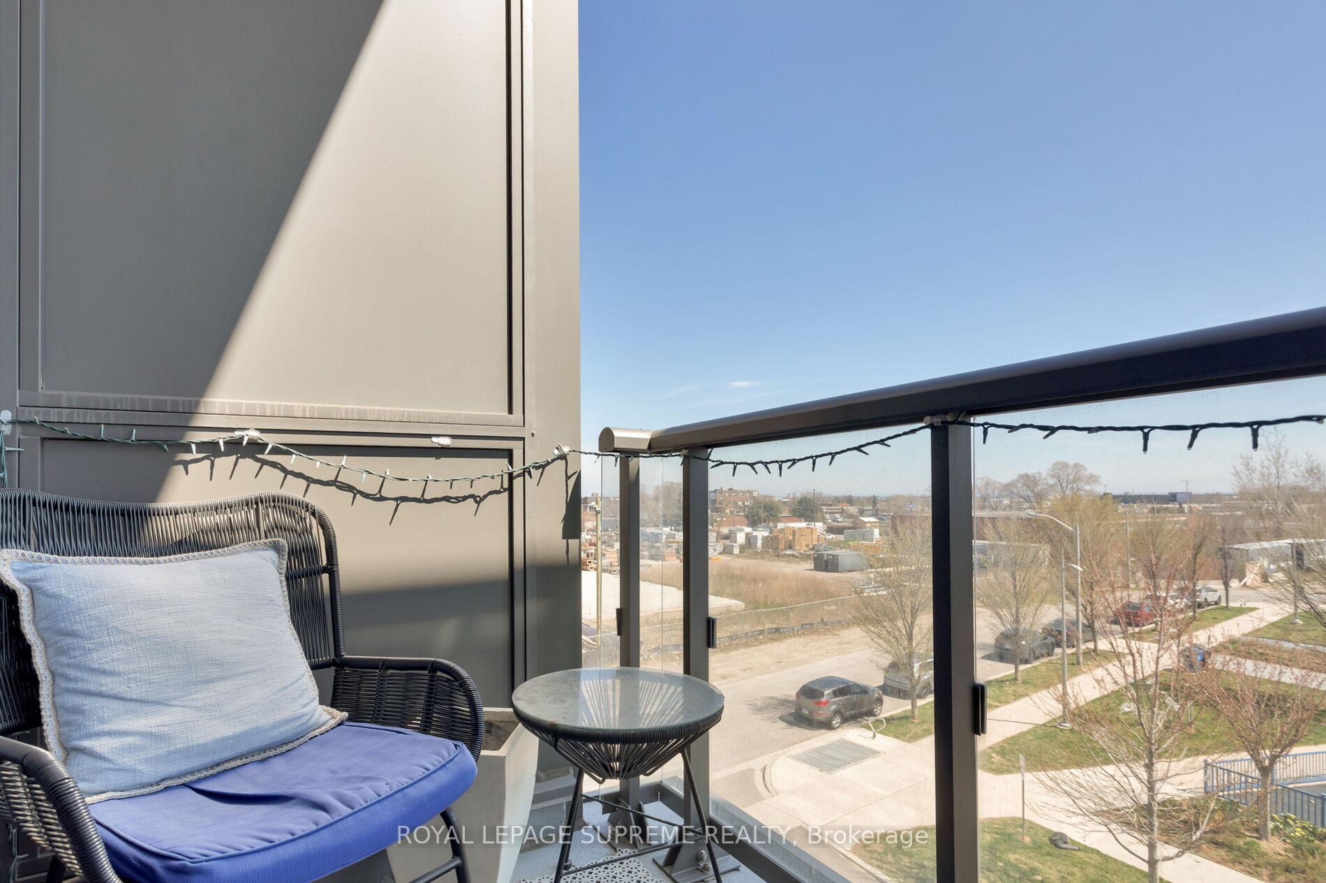 2 Bedrooms Condo at 17 Zorra,  Toronto For sale