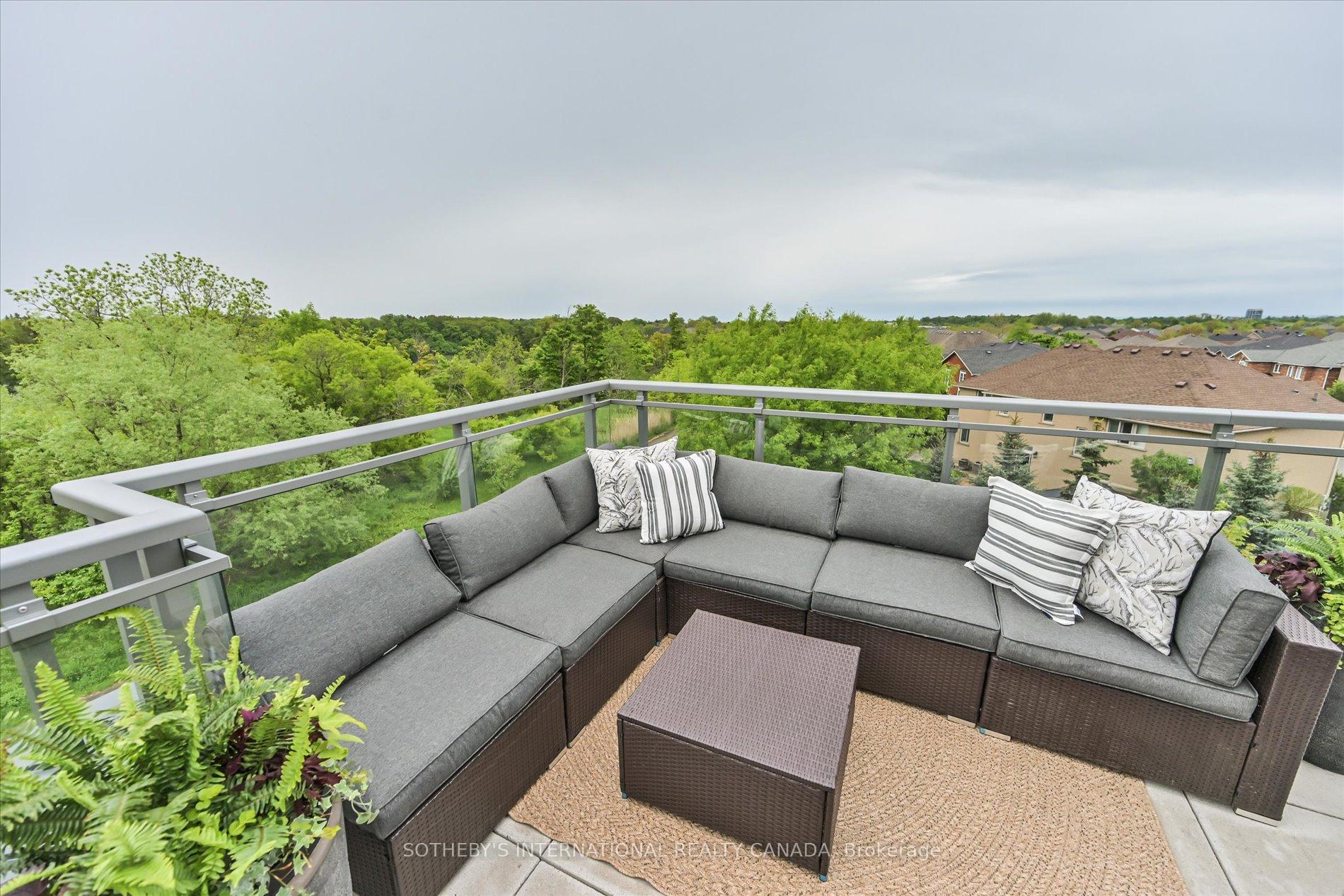 2 Bedrooms Condo at 5260 Dundas, Burlington For sale