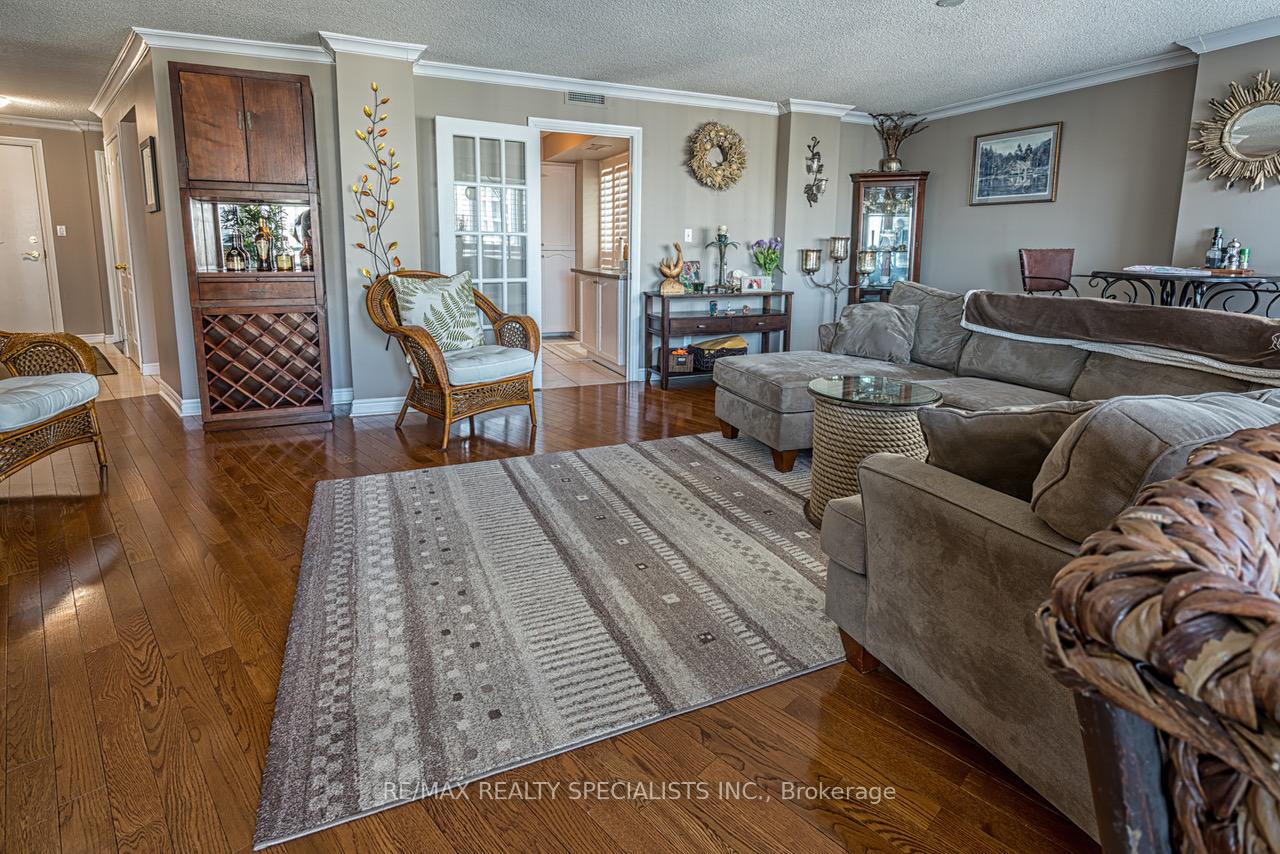 2 Bedrooms Condo at 2111 Lake Shore, Toronto For sale