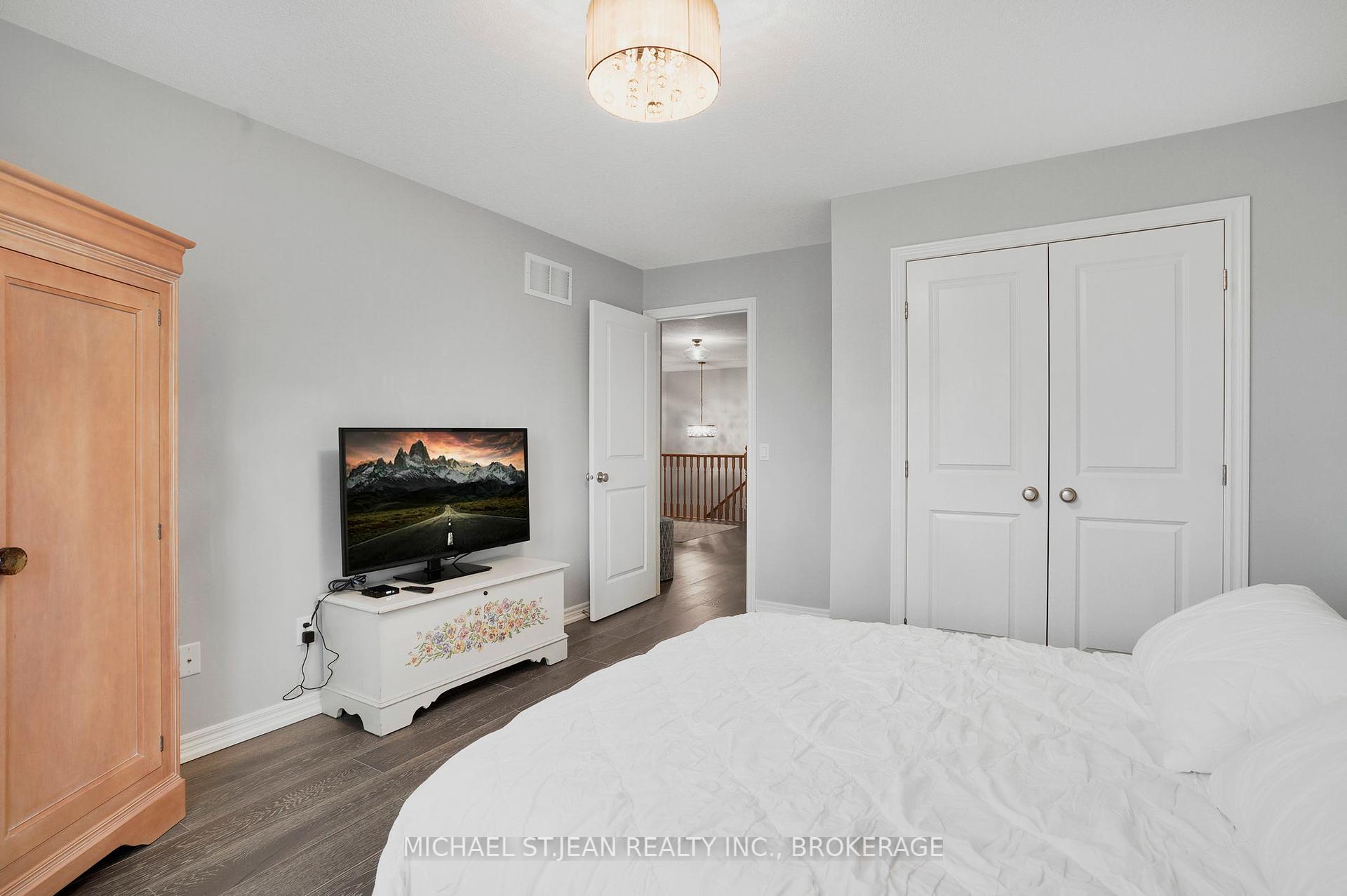 3 Bedrooms Condo at 5056 New,  Burlington For sale