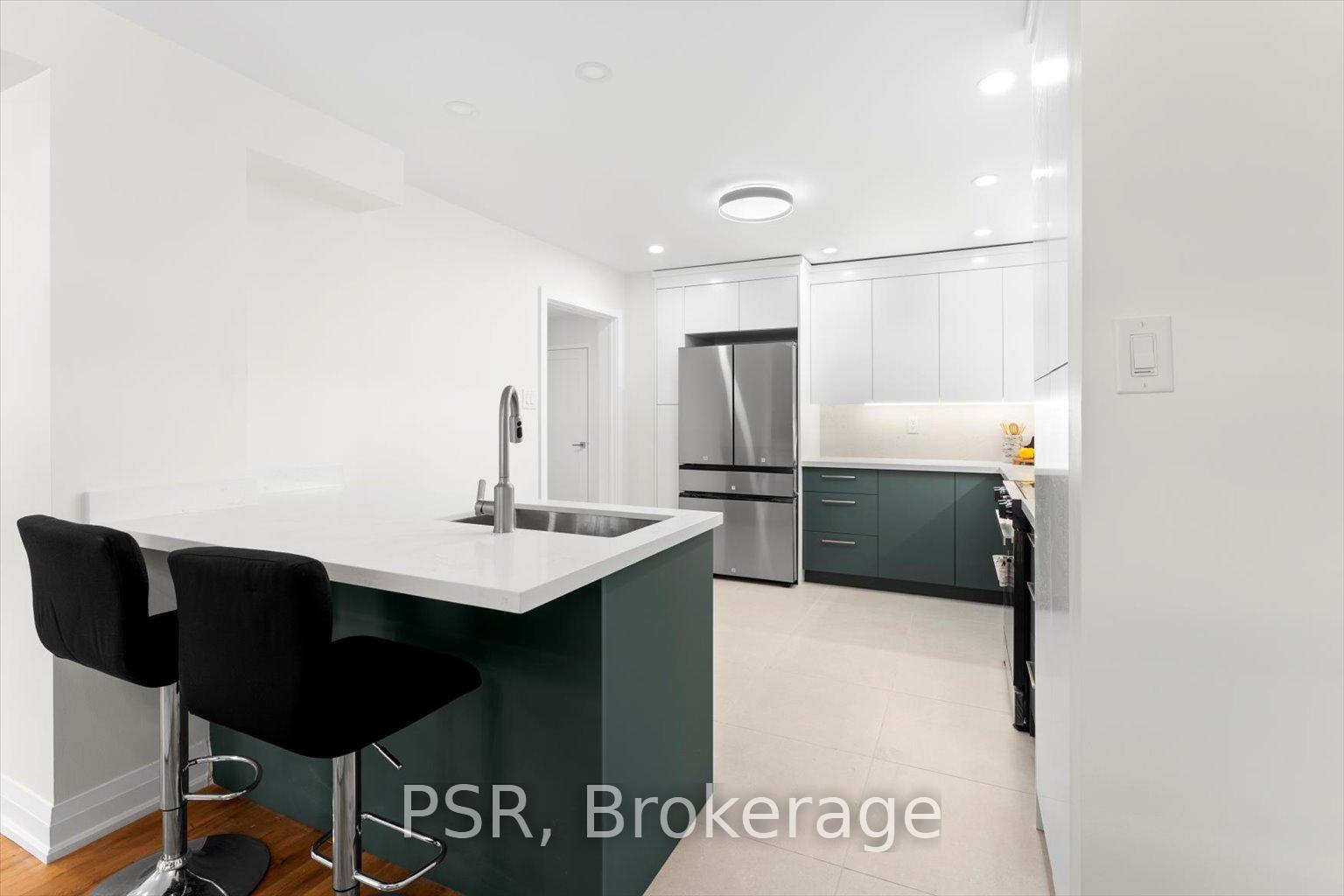 4 Bedrooms Condo at 42 Crimson Millway, Toronto For sale