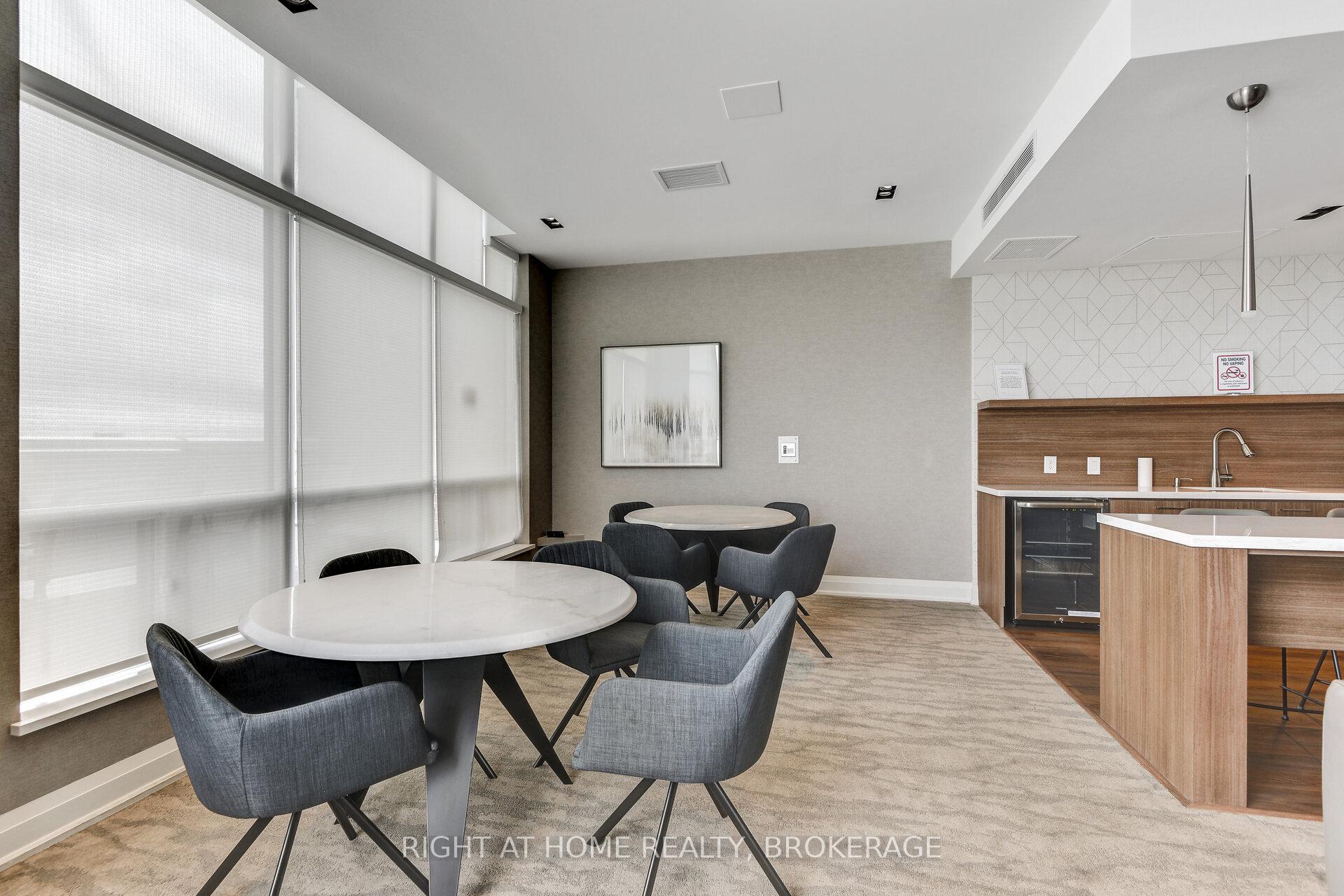 3 Bedrooms Condo at 1276 Maple Crossing, Burlington For sale