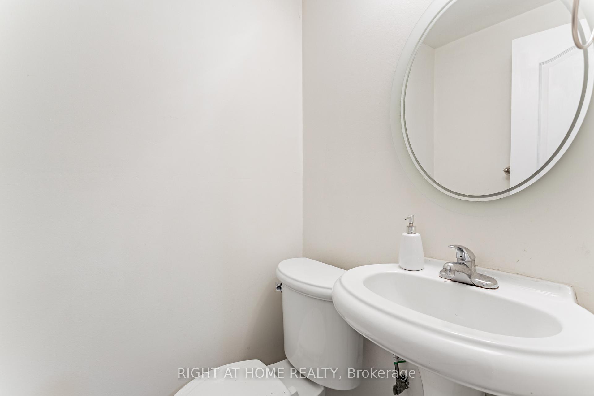 4 Bedrooms Condo at 5223 Fairford, Mississauga For sale