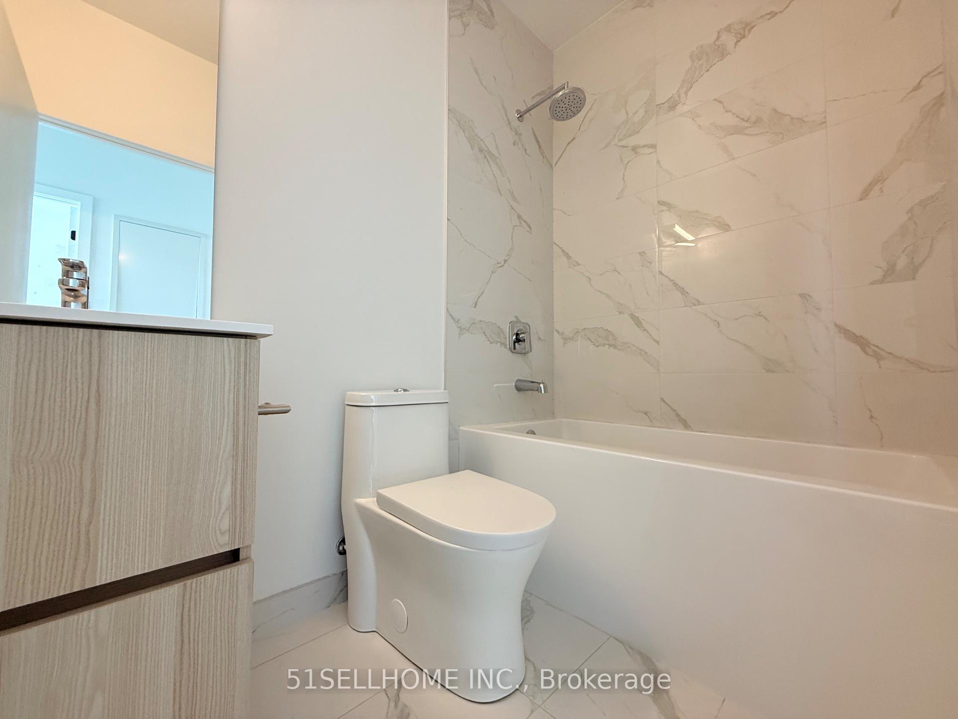 4 Bedrooms Condo at 220 Missinnihe, Mississauga For sale