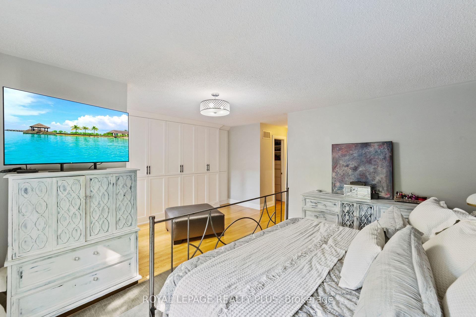 3 Bedrooms Condo at 928 Queen, Mississauga For sale